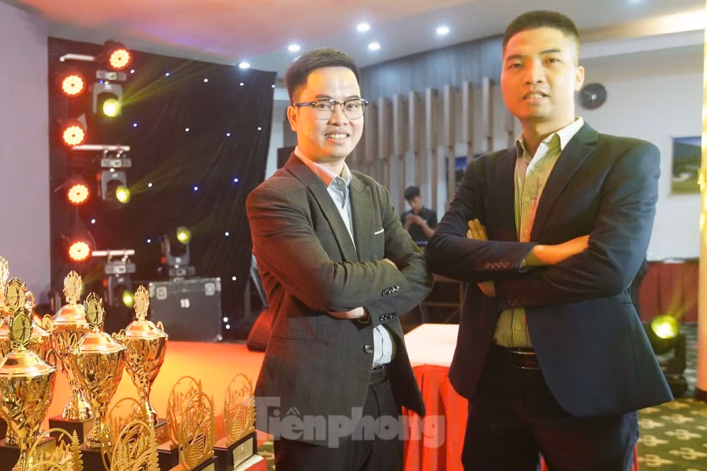 Tiến sĩ Phạm Huy Hiệu (trái) - Gương mặt trẻ Việt Nam triển vọng năm 2023 và Đại úy Lê Thế Văn - Gương mặt trẻ Việt Nam tiêu biểu năm 2023. Ảnh: Duy Phạm.