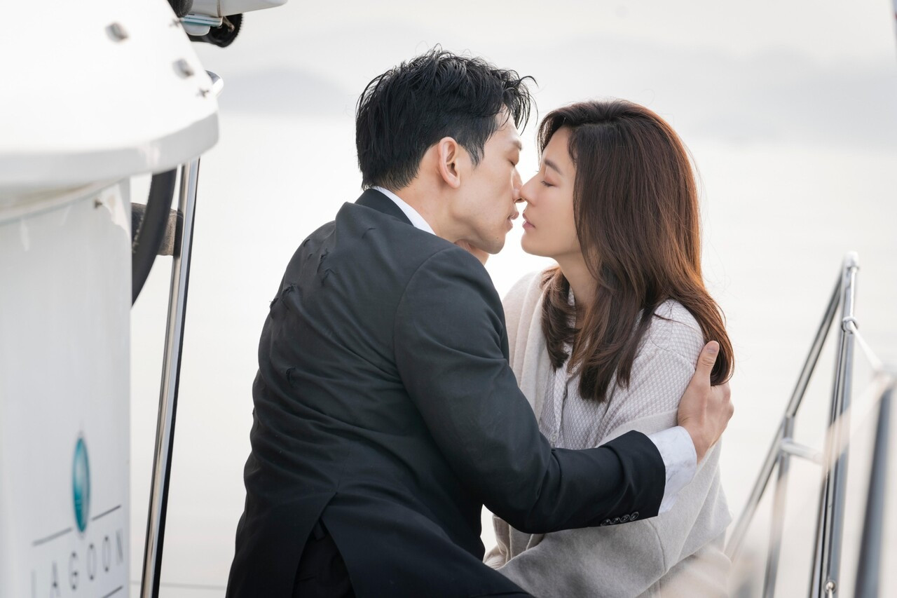 Màn phối hợp thiếu cảm xúc của hai ngôi sao hạng A: Bi Rain và Kim Ha Neul. Màn phối hợp thiếu cảm xúc của hai ngôi sao hạng A: Bi Rain và Kim Ha Neul.