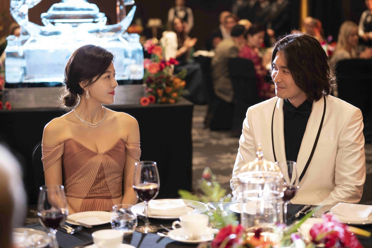 Red Swan khai thác đề tài thượng lưu, kịch bản thiếu đột phá, diễn xuất nhạt nhòa. Red Swan khai thác đề tài thượng lưu, kịch bản thiếu đột phá, diễn xuất nhạt nhòa.