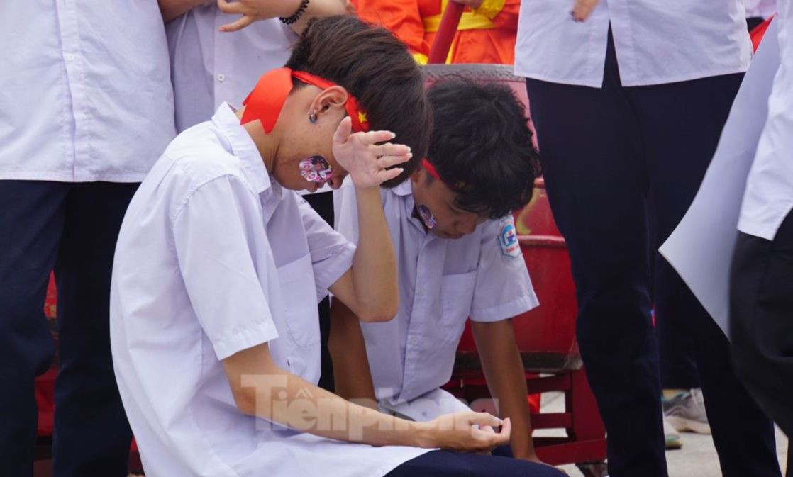 Trái ngược với không khí tại điểm cầu Thanh Hóa, các học sinh trường THPT chuyên Trần Phú, Hải Phòng bật khóc vì Trọng Thành không thể bước lên bục vinh quang nhận vòng nguyệt quế, dù chiến thắng đã tưởng như rất gần. Ảnh: Nguyễn Hoàn