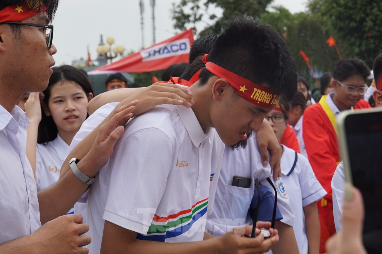 Trái ngược với không khí tại điểm cầu Thanh Hóa, các học sinh trường THPT chuyên Trần Phú, Hải Phòng bật khóc vì Trọng Thành không thể bước lên bục vinh quang nhận vòng nguyệt quế, dù chiến thắng đã tưởng như rất gần. Ảnh: Nguyễn Hoàn