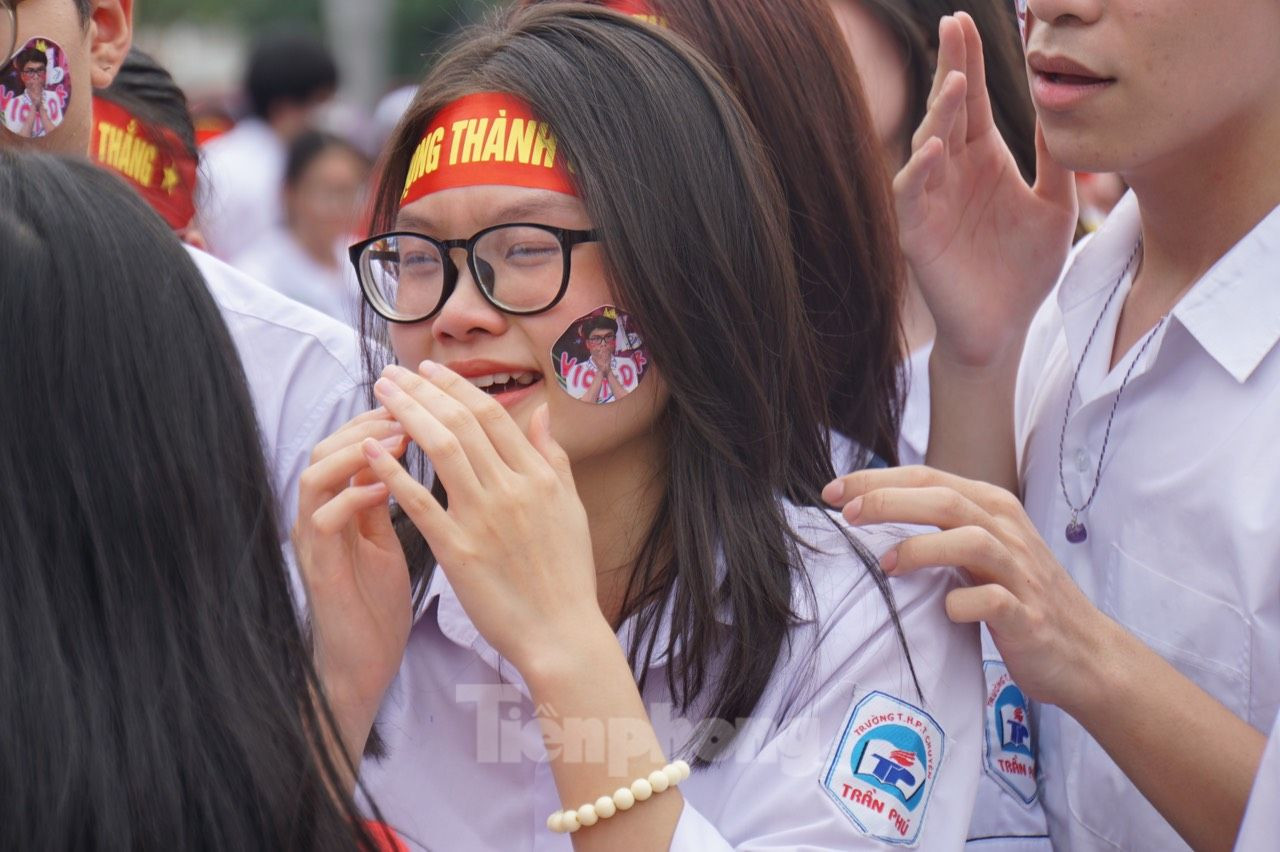 Trái ngược với không khí tại điểm cầu Thanh Hóa, các học sinh trường THPT chuyên Trần Phú, Hải Phòng bật khóc vì Trọng Thành không thể bước lên bục vinh quang nhận vòng nguyệt quế, dù chiến thắng đã tưởng như rất gần. Ảnh: Nguyễn Hoàn