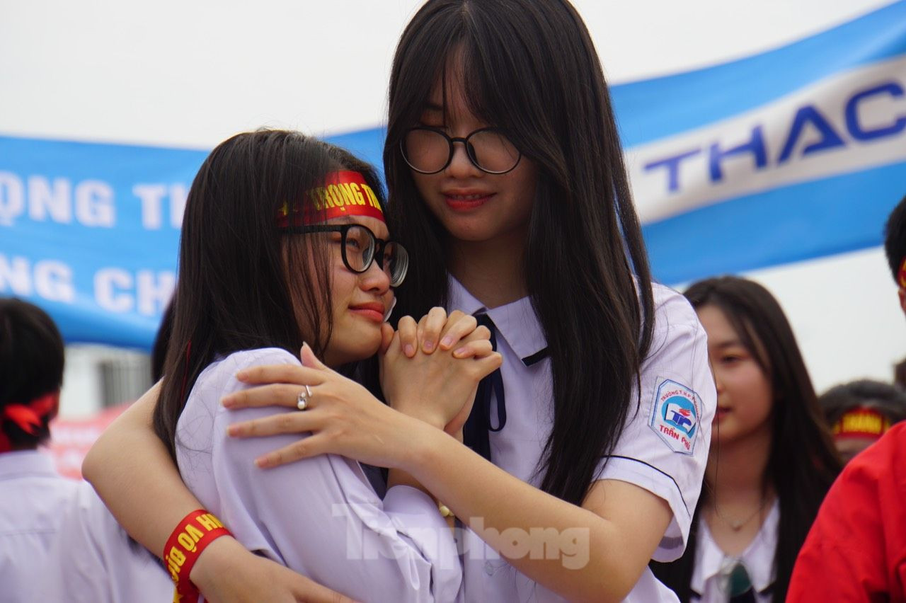 Trái ngược với không khí tại điểm cầu Thanh Hóa, các học sinh trường THPT chuyên Trần Phú, Hải Phòng bật khóc vì Trọng Thành không thể bước lên bục vinh quang nhận vòng nguyệt quế, dù chiến thắng đã tưởng như rất gần. Ảnh: Nguyễn Hoàn