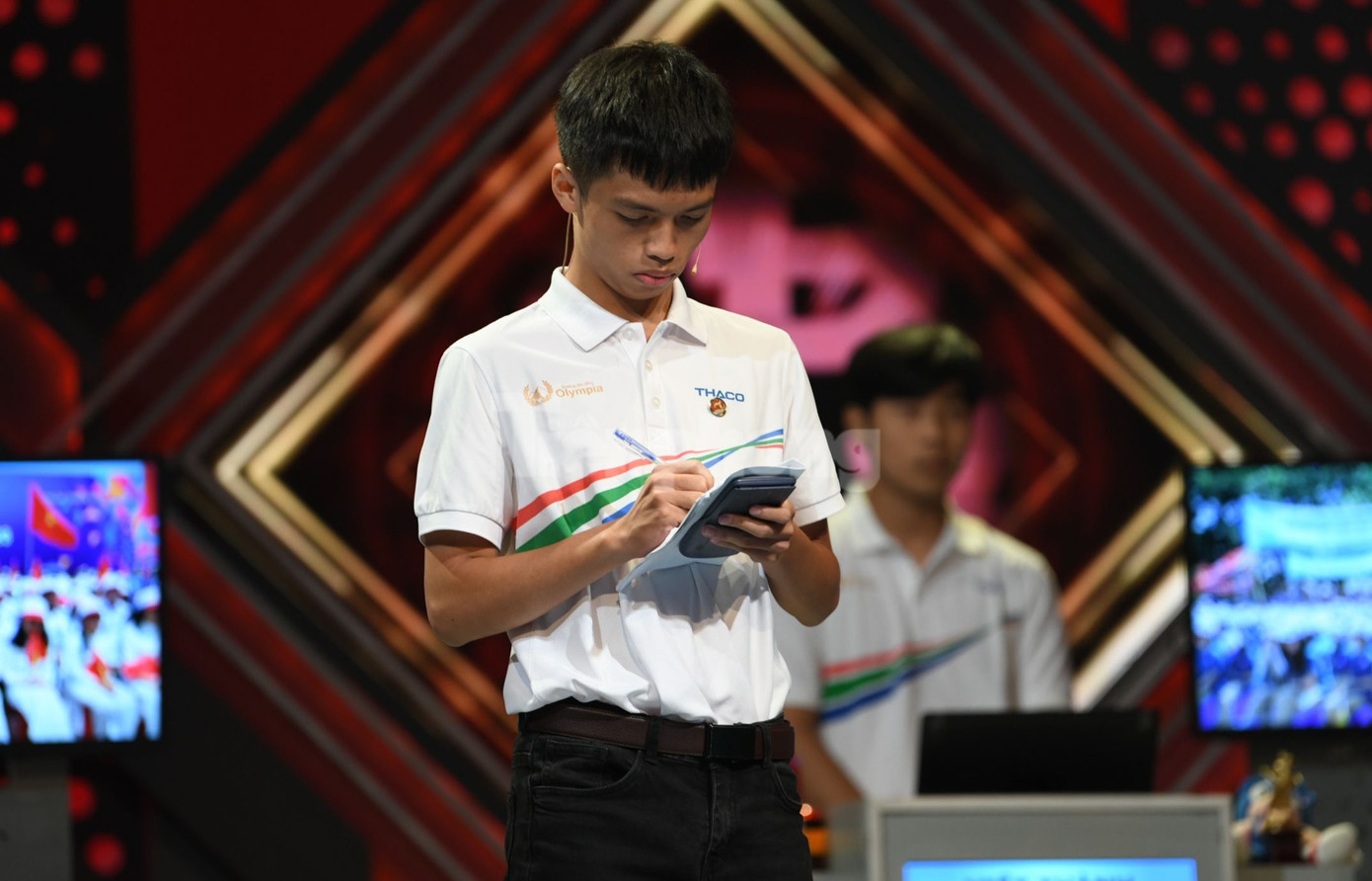 Minh Triết bày tỏ sự xúc động khi lần cuối đứng trên sân khấu Olympia và nhận được sự cổ vũ của thầy cô, bạn bè, gia đình. Nam sinh Huế chọn gói câu hỏi 3 câu 30 điểm vì đang có tổng điểm thấp nhất. Minh Triết nhanh chóng trả lời đúng câu đầu nhưng đáp án câu thứ hai không chính xác. Xuân Mạnh nhanh tay bấm chuông và giành 30 điểm, vươn lên dẫn đầu một cách gay cấn. Ảnh: Như Ý