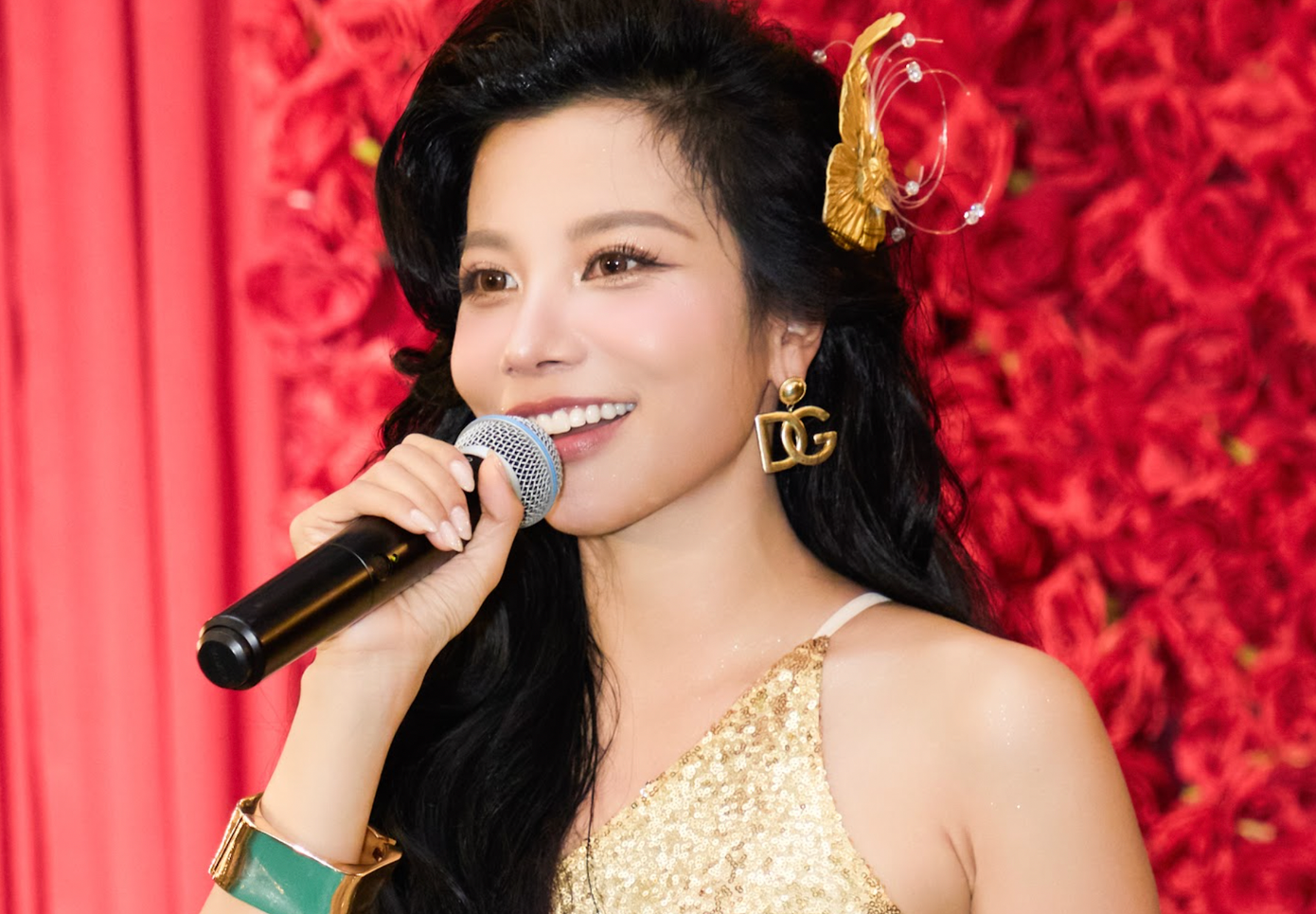 Phượng Vũ &quot;lột xác&quot; khi bắt tay M Navie, QueenB, đây được xem là bước chuyển mình trong sự nghiệp của cô gái &quot;vừa ăn vừa hát&quot; gây sốt mạng xã hội năm nào.