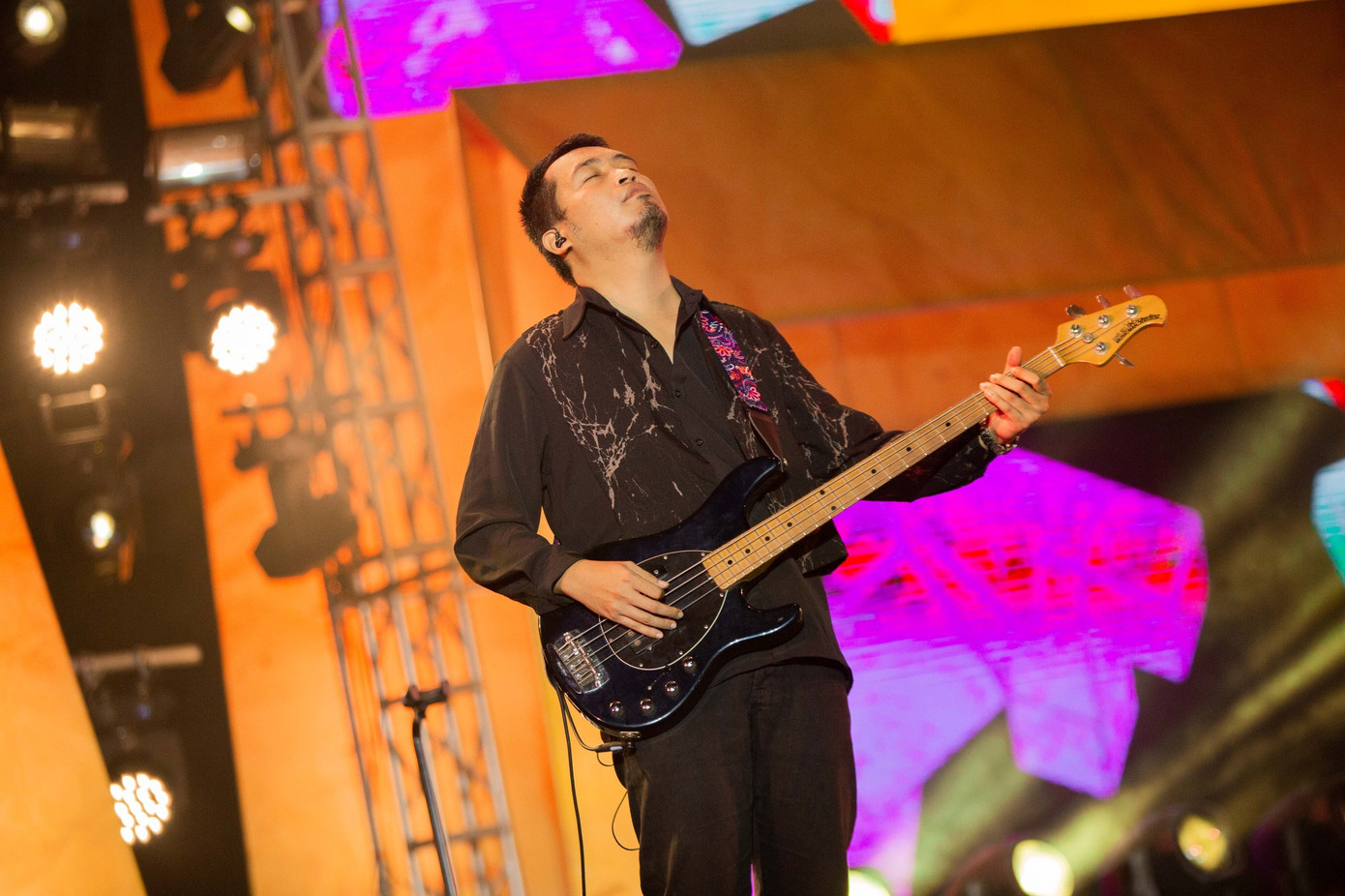 Ngọt hứng chịu chỉ trích của người hâm mộ vì thiếu chuyên nghiệp. Ngọt hứng chịu chỉ trích của người hâm mộ vì thiếu chuyên nghiệp.