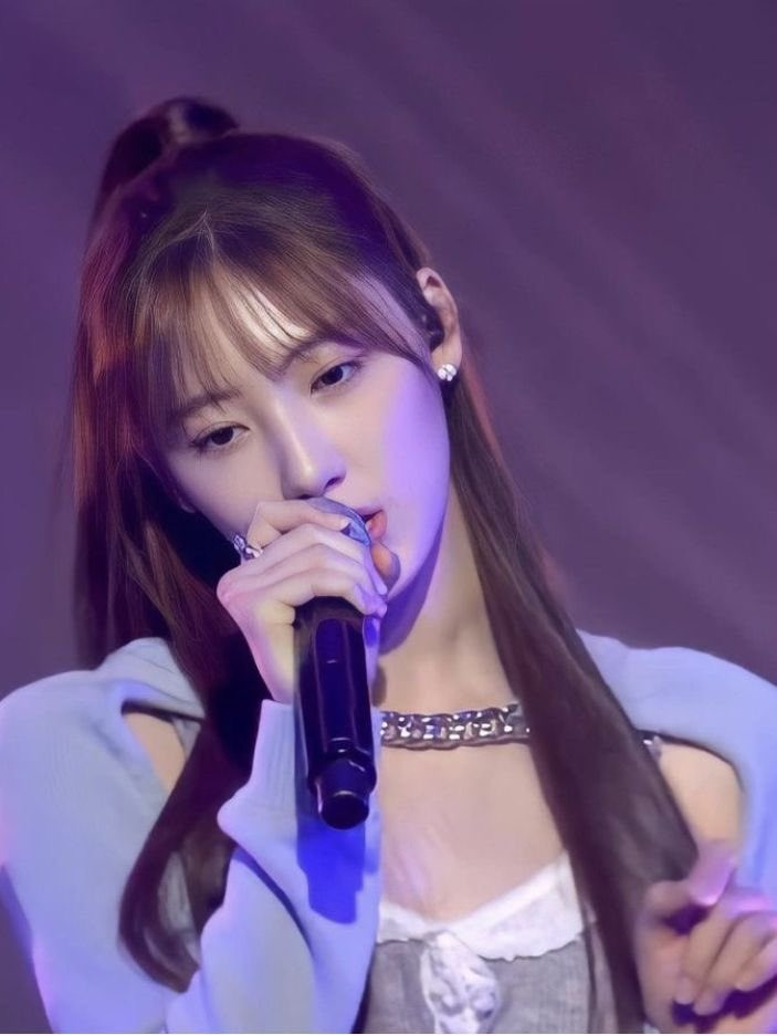 Thành viên người Hàn thứ hai của Baby Monster là Haram, sinh năm 2007, từng là người mẫu nhí. Cô thực tập ở YG khi mới 11 tuổi. Nữ tân binh có vóc dáng và thần thái nổi bật, chuyên nghiệp nhờ trưởng thành từ các hoạt động nghệ thuật từ nhỏ. Điểm mạnh của Haram trong đội hình nhóm nữ mới nhà YG là giọng hát, cô khiến nhiều khán giả liên tưởng đến Rosé (BlackPink). Giọng ca On the ground cũng là mẫu hình lý tưởng mà Haram hướng đến.