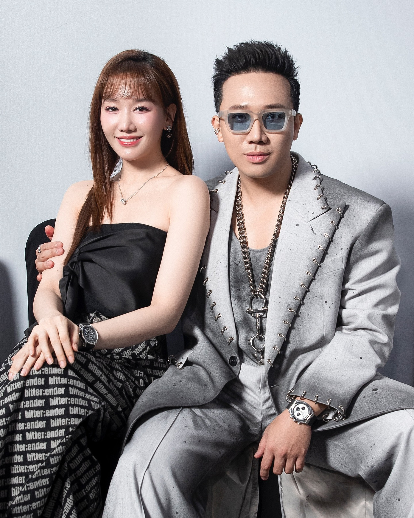 "Chồng tôi ngủ có hơn một tiếng đồng hồ là phải dậy sớm để đi quay phim. Không biết là mình đang sống chung với ai nữa? Rõ ràng là mình kết hôn, mình ở chung mà mình không thấy chồng mình luôn. Có bà vợ nào như tôi không?”, Hari Won chia sẻ khi Trấn Thành trong thời gian ghi hình cho hai show Anh trai say hi, Our song Việt Nam. "Chồng tôi ngủ có hơn một tiếng đồng hồ là phải dậy sớm để đi quay phim. Không biết là mình đang sống chung với ai nữa? Rõ ràng là mình kết hôn, mình ở chung mà mình không thấy chồng mình luôn. Có bà vợ nào như tôi không?”, Hari Won chia sẻ khi Trấn Thành trong thời gian ghi hình cho hai show Anh trai say hi, Our song Việt Nam.