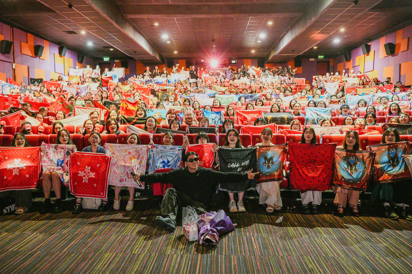 Các anh tài đến các cụm rạp giao lưu cùng người hâm mộ trong tuần đầu quảng bá.