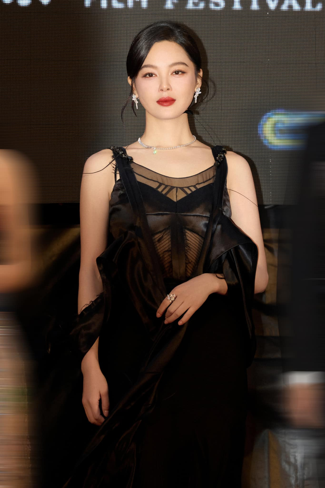 Trong khi đó Tân Chỉ Lôi mặc váy xuyên thấu trong BST Haute Couture Xuân Hè Maison 2017 đến từ Margiela. Ảnh: Weibo.