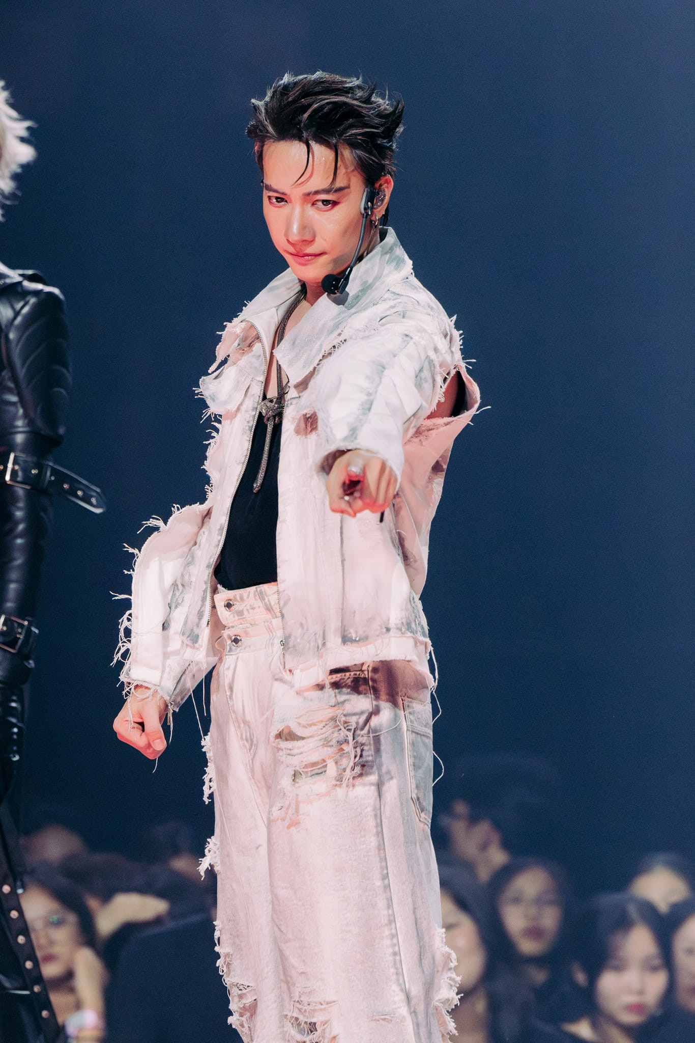 Trong khi S.T Sơn Thạch (bìa trái) và Jun Phạm (bìa phải) được khen thoát khỏi vỏ bọc an toàn, Isaac được cho là quá an toàn.