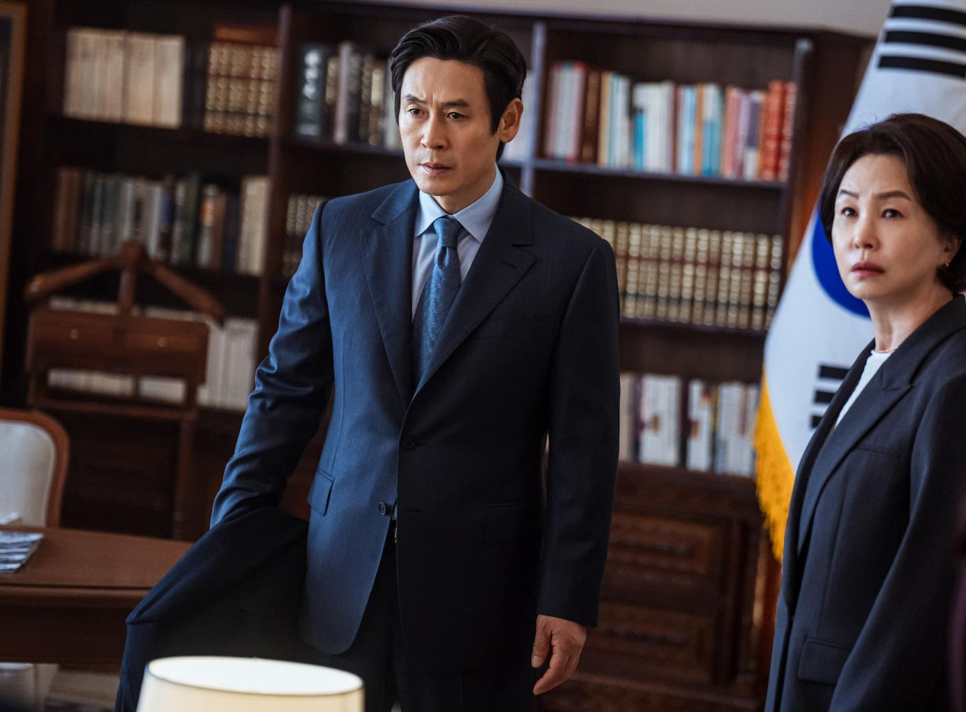 Hai nhân vật chính Kim Hee Ae và nam diễn viên Sul Kyung Gu. The Whirlwind là phim truyền hình đầu của Sul Kyung Gu sau 30 năm làm nghề. Hai nhân vật chính Kim Hee Ae và nam diễn viên Sul Kyung Gu. The Whirlwind là phim truyền hình đầu của Sul Kyung Gu sau 30 năm làm nghề.