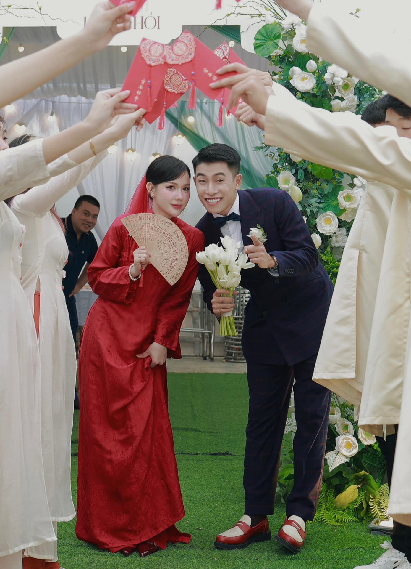 Diễn viên Tuấn Mõ tên đầy đủ là Phạm Tuấn Anh, sinh năm 1996. Xuất phát điểm là blogger, diễn viên hài và người sáng tạo mạng xã hội, Tuấn Mõ từng tham gia khá nhiều bộ phim VFC nhưng đều chỉ xuất hiện thoáng qua như Gia đình mình vui bất thình lình, 11 tháng 5 ngày, Gara hạnh phúc... Phải đến vai Bát - em trai "trời đánh" của Luyến (Thanh Hương) trong Cuộc đời vẫn đẹp sao, Tuấn Mõ mới được quan tâm nhiều hơn. Diễn viên Tuấn Mõ tên đầy đủ là Phạm Tuấn Anh, sinh năm 1996. Xuất phát điểm là blogger, diễn viên hài và người sáng tạo mạng xã hội, Tuấn Mõ từng tham gia khá nhiều bộ phim VFC nhưng đều chỉ xuất hiện thoáng qua như Gia đình mình vui bất thình lình, 11 tháng 5 ngày, Gara hạnh phúc... Phải đến vai Bát - em trai "trời đánh" của Luyến (Thanh Hương) trong Cuộc đời vẫn đẹp sao, Tuấn Mõ mới được quan tâm nhiều hơn.