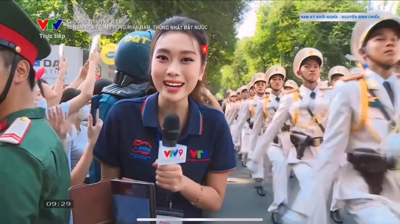 MC Ban Mai phỏng vấn trực tiếp người dân ở giao lộ Nam Kỳ Khởi Nghĩa - Nguyễn Đình Chiểu.