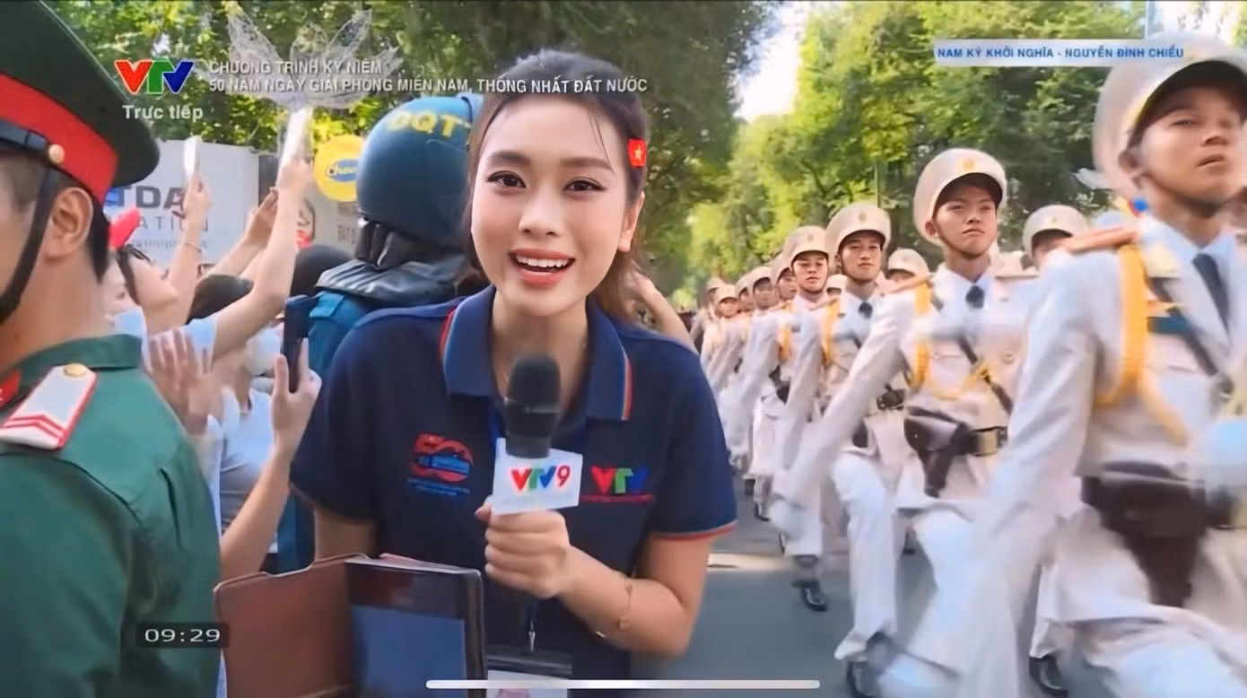 MC Ban Mai phỏng vấn trực tiếp người dân ở giao lộ Nam Kỳ Khởi Nghĩa - Nguyễn Đình Chiểu.