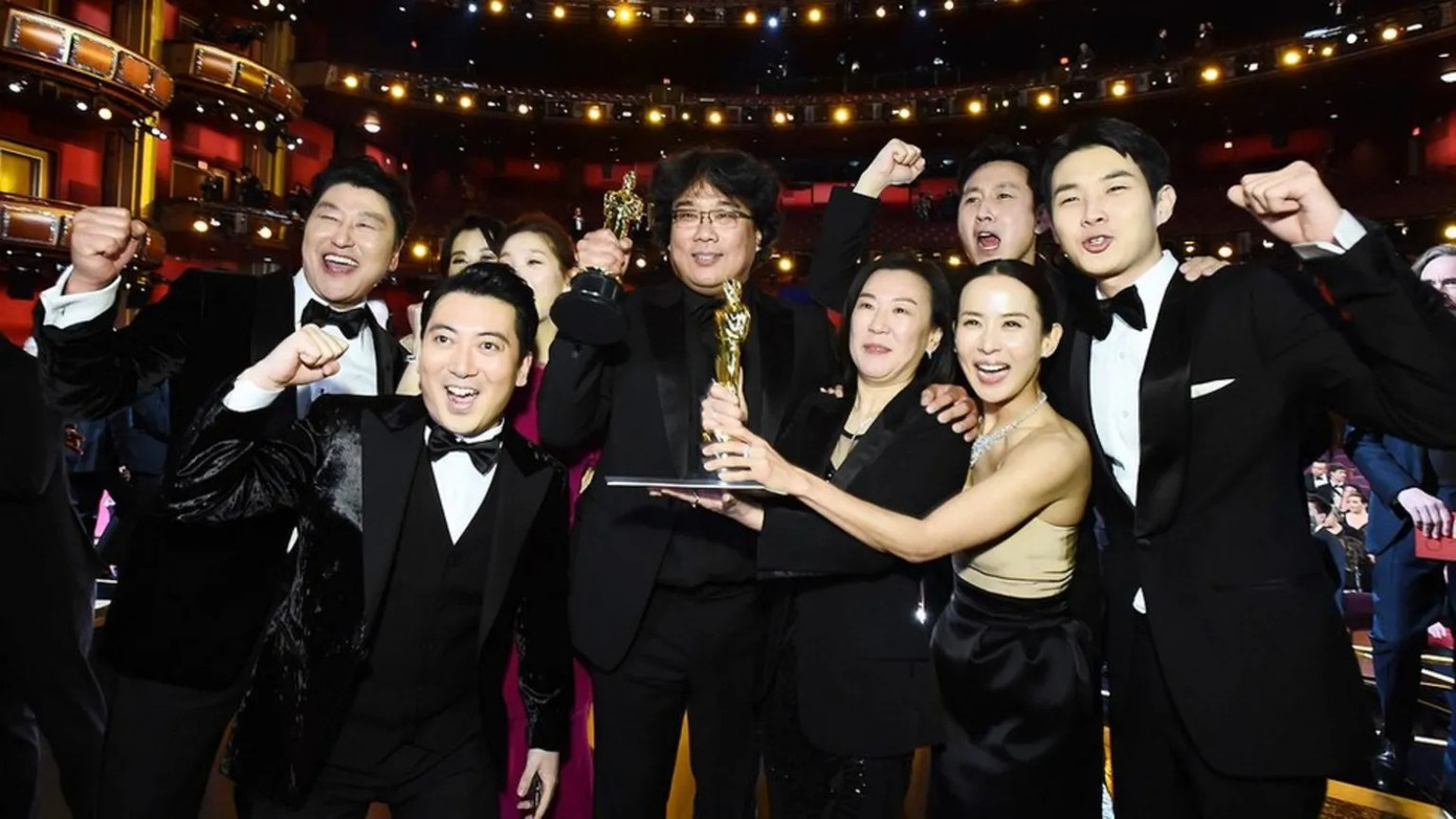 Dàn diễn viên của Ký sinh trùng ăn mừng tại lễ trao giải Oscar 2020 sau khi bộ phim giành giải Phim hay nhất. Ảnh: Getty.