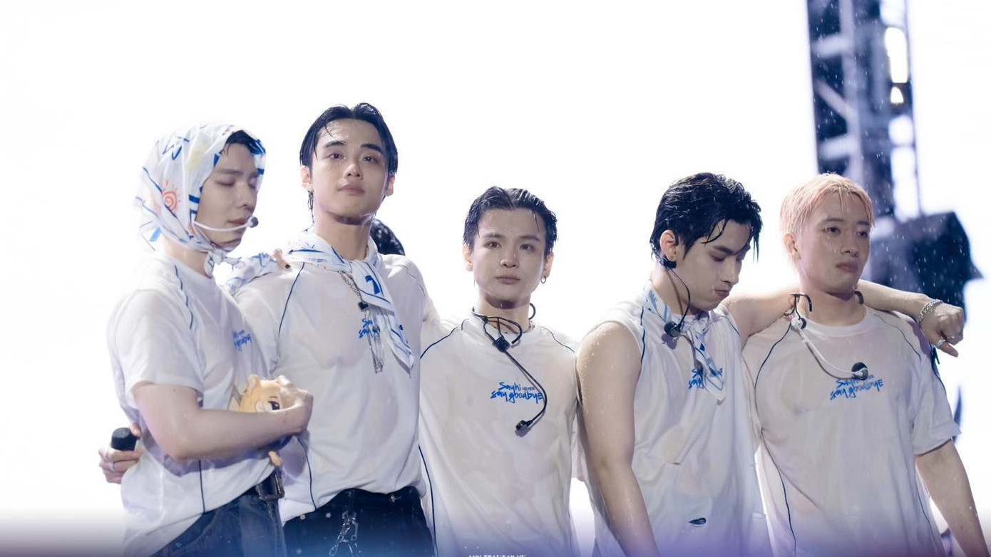 30 anh trai diễn trong cơn mưa xối xả tại sân Mỹ Đình, Hà Nội tối 10/5. 30 anh trai diễn trong cơn mưa xối xả tại sân Mỹ Đình, Hà Nội tối 10/5.