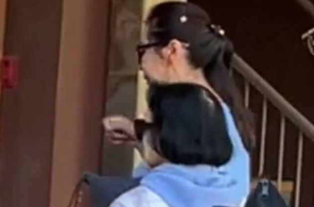 Vương Tổ Hiền được khán giả bắt gặp khi đang đi chơi cùng bạn bè. Ảnh: HK01.