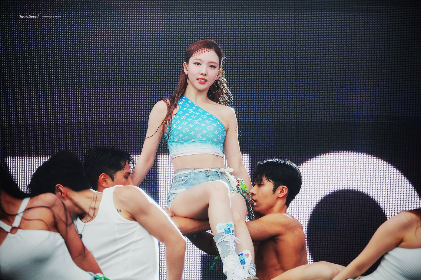 Nayeon (Twice) trở lại với sản phẩm solo mới. Nữ thần tượng sinh năm 1995 được khen vóc dáng khỏe khoắn nhưng không kém phần gợi cảm. Trang phục diễn của Nayeon có đồ bảo hộ kỹ càng. Nayeon (Twice) trở lại với sản phẩm solo mới. Nữ thần tượng sinh năm 1995 được khen vóc dáng khỏe khoắn nhưng không kém phần gợi cảm. Trang phục diễn của Nayeon có đồ bảo hộ kỹ càng.