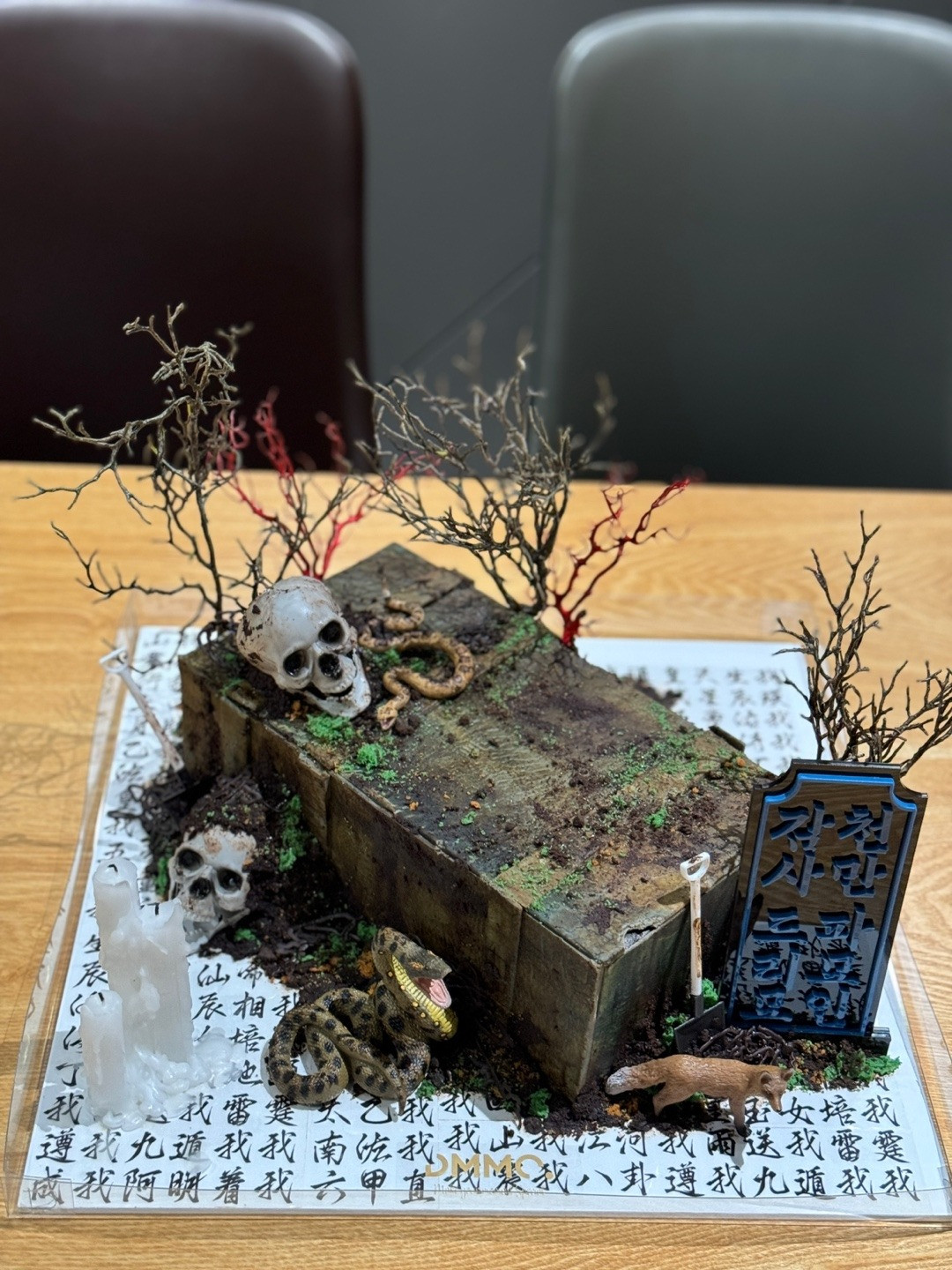 Đạo diễn và dàn diễn viên của Exhuma: Quật mộ trùng ma ăn mừng thắng lợi phim đạt 10 triệu lượt xem. Đạo diễn và dàn diễn viên của Exhuma: Quật mộ trùng ma ăn mừng thắng lợi phim đạt 10 triệu lượt xem.