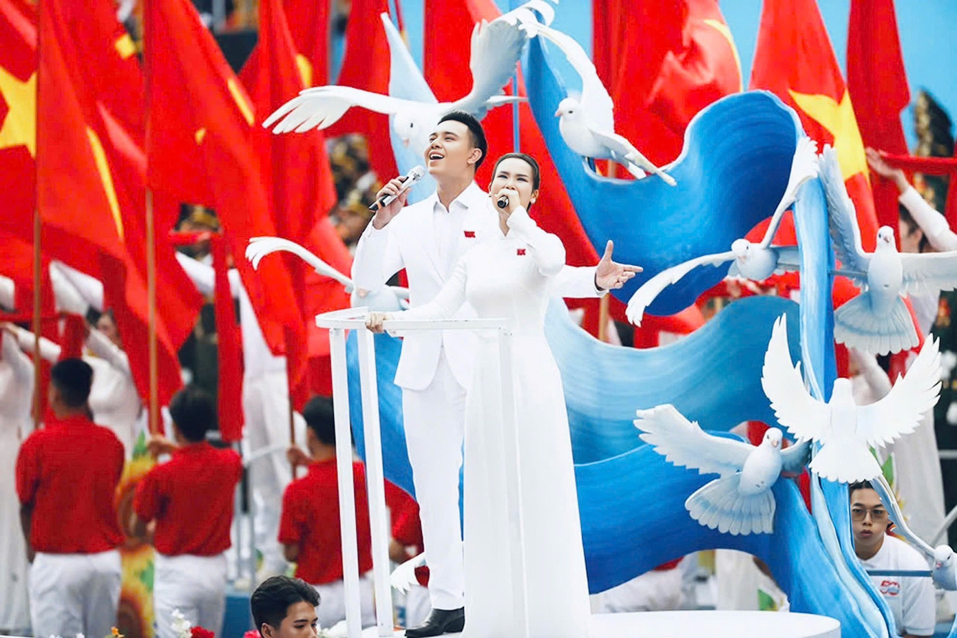 Sân khấu Viết tiếp câu chuyện hòa bình tại chương trình nghệ thuật đặc biệt Rạng rỡ non sông. Sân khấu Viết tiếp câu chuyện hòa bình tại chương trình nghệ thuật đặc biệt Rạng rỡ non sông.