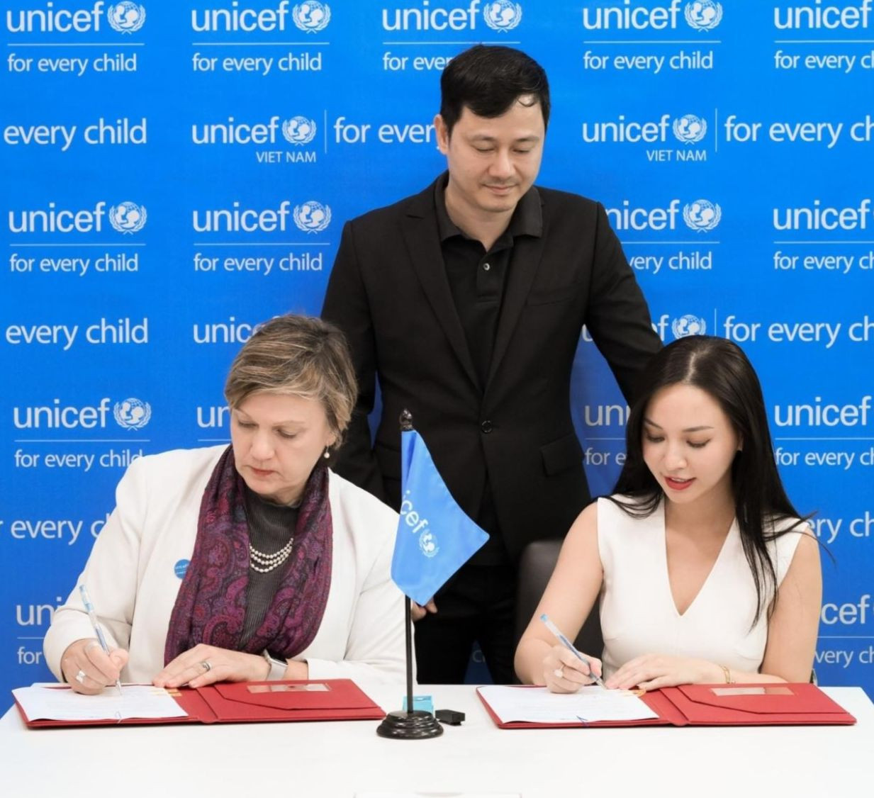 Hannah Olala cam kết quyên góp 25 tỷ đồng cho UNICEF để hỗ trợ trẻ em Việt Nam, chuyển trước 10 tỷ sau một ngày.