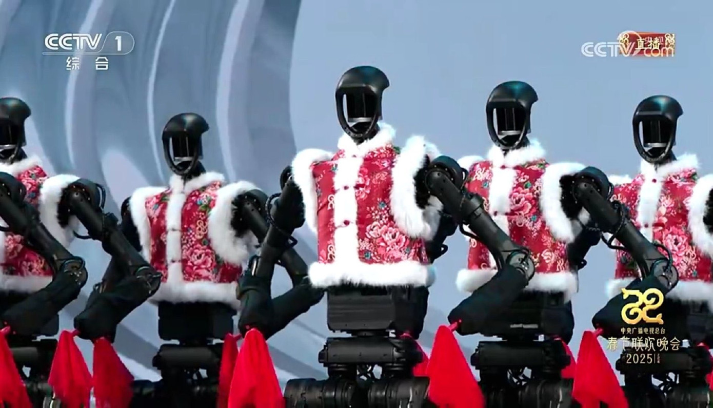 16 robot hình người diễn Xuân Vãn cùng các vũ công. 16 robot hình người diễn Xuân Vãn cùng các vũ công.