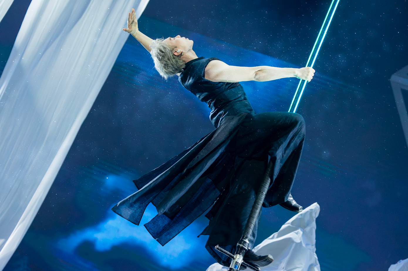 Erik gặp sự cố khi biểu diễn đu dây.