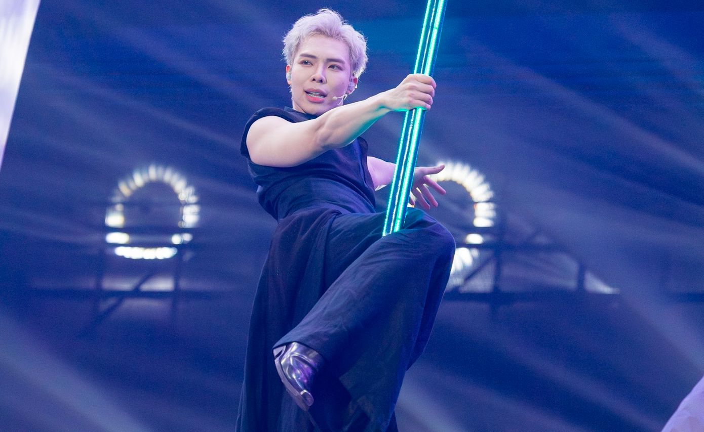 Erik gặp sự cố khi biểu diễn đu dây.