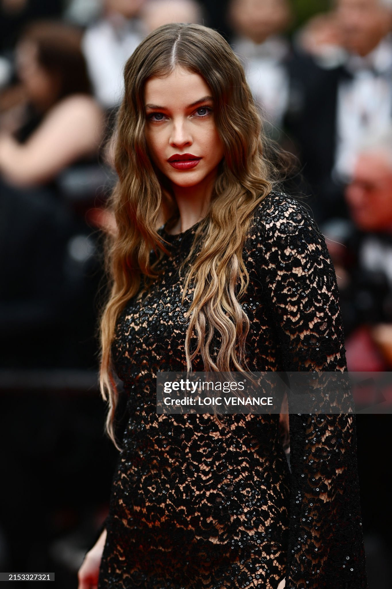 Barbara Palvin chọn kiểu dáng ren được tô điểm bằng sequin. Phong cách gothic được kết hợp với lớp trang điểm đậm, hợp thời trang. Barbara Palvin chọn kiểu dáng ren được tô điểm bằng sequin. Phong cách gothic được kết hợp với lớp trang điểm đậm, hợp thời trang.