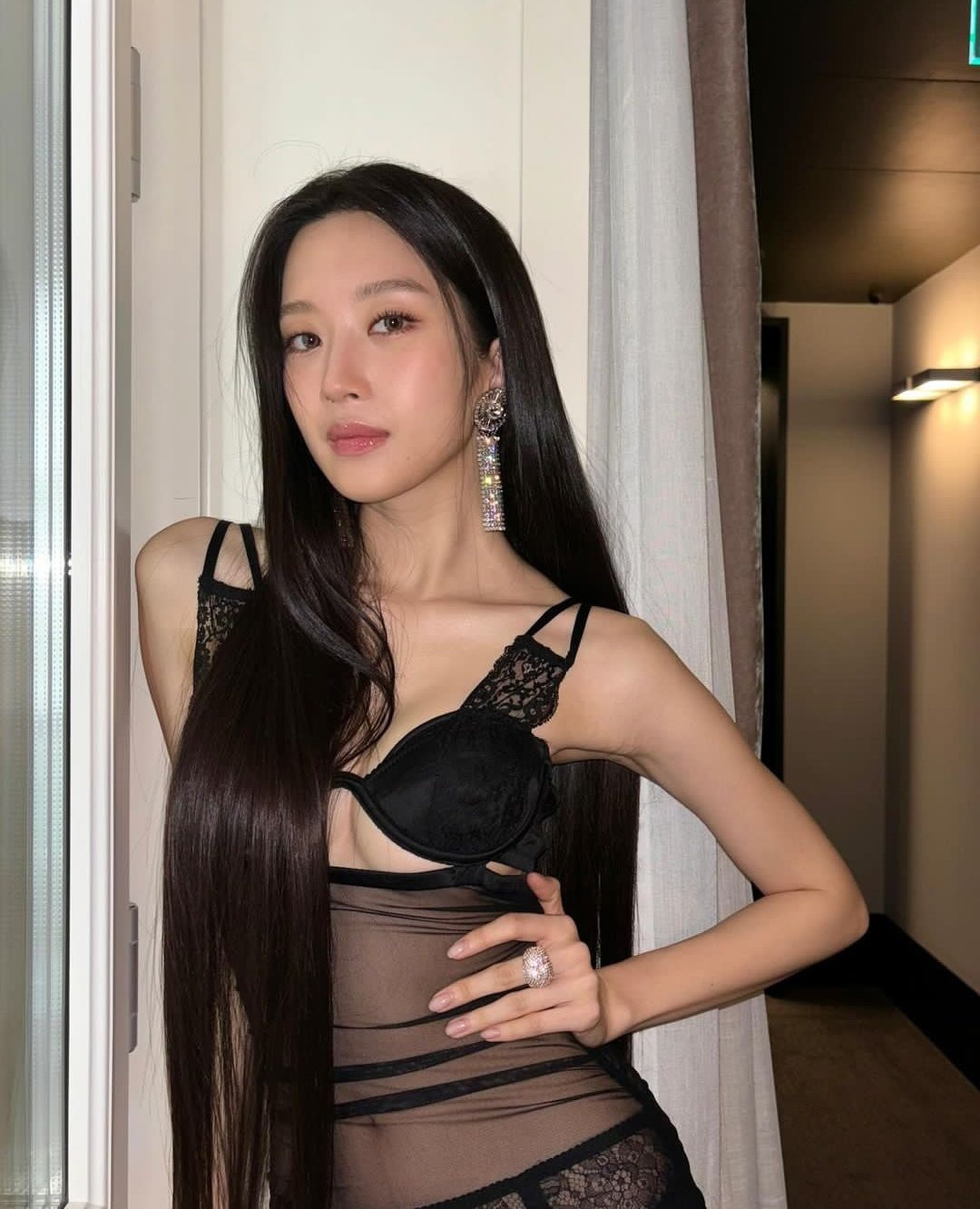 “Đối với tôi nó chỉ giống đồ lót thôi, ngay cả người mẫu cũng trông tệ khi mặc nó”, “Áo ngực quá nhỏ và bộ trang phục không cân đối”, "Đó là bộ sưu tập của chương trình cô ấy đang tham dự. Không thể trách Ga Young được", "Tôi thấy người mẫu mặc trang phục tương tự và có vẻ như Moon Ga Young đã chọn sai kích cỡ áo ngực”, "Cô ấy kiên định với việc lựa chọn những bộ váy mỏng manh. Tôi nghĩ đó chỉ là sở thích của cô ấy", "Họ không thể gửi bộ trang phục thực sự vừa vặn với cô ấy sao?, “Có vẻ nhà thiết kế không cố ý tạo kiểu cho phần dưới ngực, chỉ là chiếc áo ngực bị kéo lên quá cao, rất khó chịu”, “Bộ đồ quá táo bạo, đây là lần đầu tôi thấy nữ diễn viên Hàn Quốc mặc như thế này”, “Moon Ga Young mặc sexy, không thấy phản cảm”… Ảnh: Instagram. “Đối với tôi nó chỉ giống đồ lót thôi, ngay cả người mẫu cũng trông tệ khi mặc nó”, “Áo ngực quá nhỏ và bộ trang phục không cân đối”, "Đó là bộ sưu tập của chương trình cô ấy đang tham dự. Không thể trách Ga Young được", "Tôi thấy người mẫu mặc trang phục tương tự và có vẻ như Moon Ga Young đã chọn sai kích cỡ áo ngực”, "Cô ấy kiên định với việc lựa chọn những bộ váy mỏng manh. Tôi nghĩ đó chỉ là sở thích của cô ấy", "Họ không thể gửi bộ trang phục thực sự vừa vặn với cô ấy sao?, “Có vẻ nhà thiết kế không cố ý tạo kiểu cho phần dưới ngực, chỉ là chiếc áo ngực bị kéo lên quá cao, rất khó chịu”, “Bộ đồ quá táo bạo, đây là lần đầu tôi thấy nữ diễn viên Hàn Quốc mặc như thế này”, “Moon Ga Young mặc sexy, không thấy phản cảm”… Ảnh: Instagram.