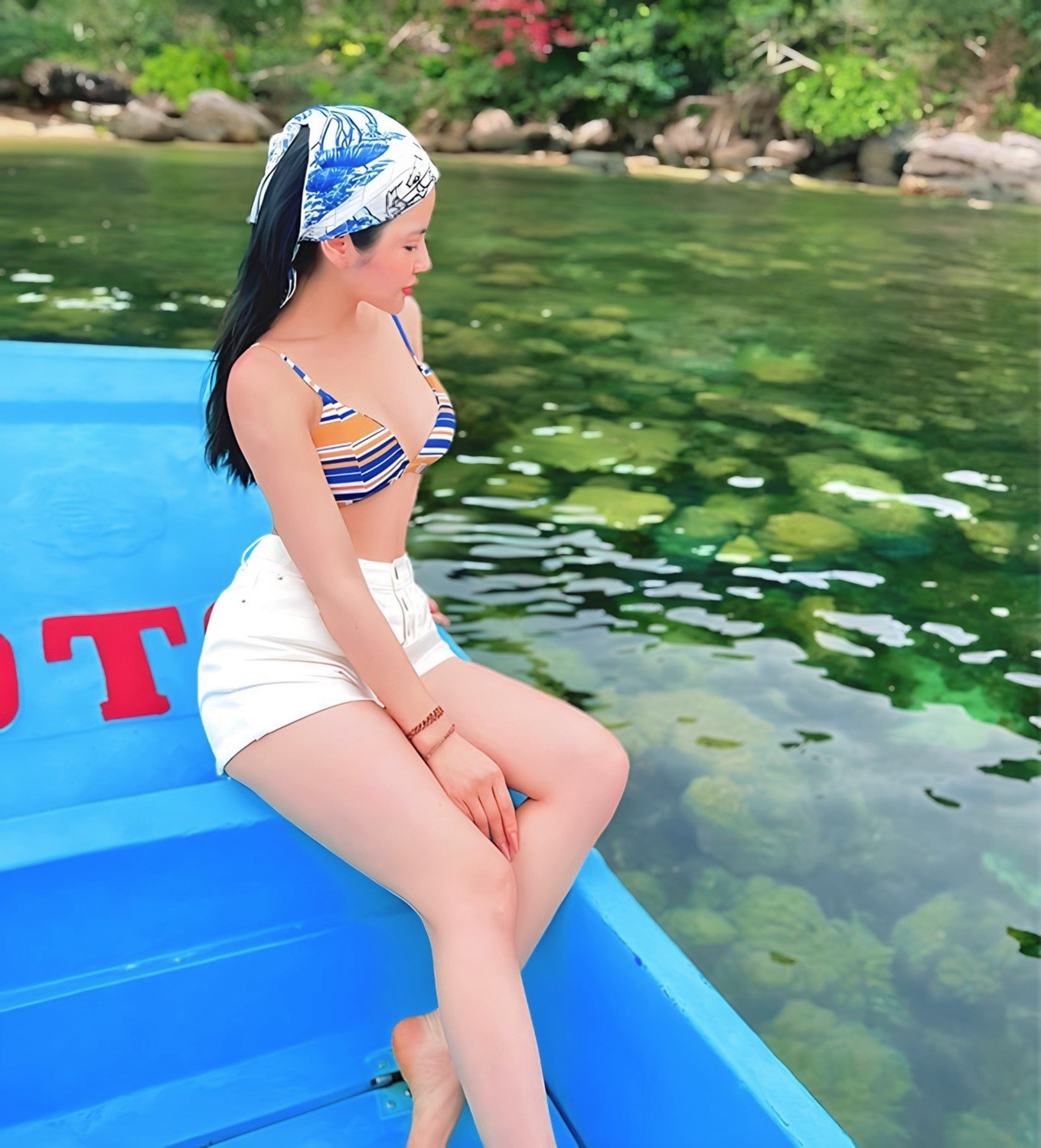 Nhiều người cho rằng phong cách thời trang của Chu Thanh Huyền khiến cô chững chạc hơn tuổi thật. Bạn gái Quang Hải sinh năm 2000, kinh doanh tự do. Một thời gian, cô nổ ra tranh cãi vì khai tuổi mỗi lúc một kiểu, có thời điểm cô tiết lộ sinh năm 1994, lúc thay đổi thành 1998. Trong lần livestream, Chu Thanh Huyền chia sẻ năm sinh đúng của cô là 2000, nhưng vì đi làm sớm nên đành khai gian tuổi để dễ nhận việc.