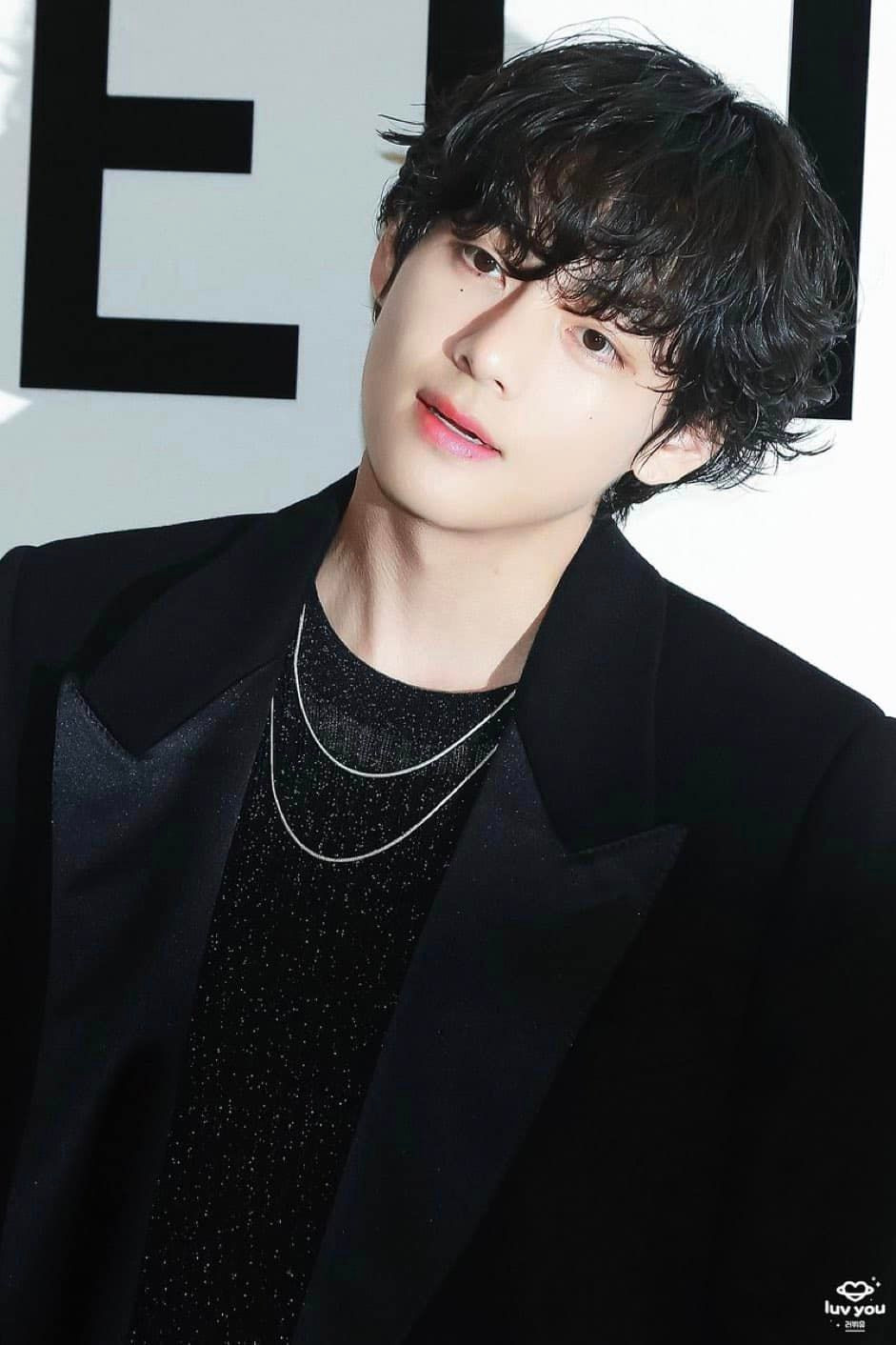 BTS đã đứng ở vị trí thứ 47 trong danh sách những người nổi tiếng được trả lương cao nhất năm 2020, theo Forbes. Tính đến năm 2022, giá trị tài sản ròng của nhóm dự kiến sẽ dao động từ khoảng 120-150 triệu USD. Về phần V, nam ca sĩ dự kiến sẽ tự hào với khối tài sản ròng lên tới 20 triệu USD. Phần lớn thu nhập của anh đến từ các hoạt động trong nhóm, nam thần tượng cũng có cổ phần trong HYBE.