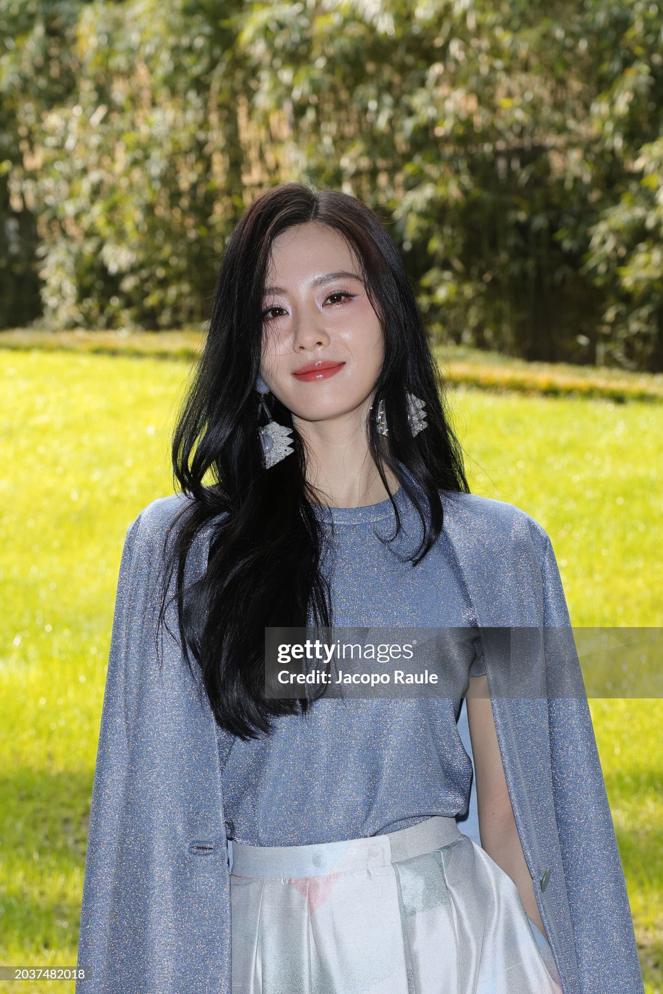 Ngôi sao Bộ bộ kinh tâm Lưu Thi Thi ngồi cạnh Ji Chang Wook tại tuần lễ thời trang Milan. Nhận xét về ảnh chưa qua chỉnh sửa của nữ diễn viên người Trung Quốc, khán giả bình luận: “Cô ấy cũng gần 40, tình trạng da như vậy ở tuổi này là rất tốt. U40 nhưng thần thái, khí chất không đùa được đâu”, “Nếp nhăn rõ nhưng da khỏe mạnh”… Ngôi sao Bộ bộ kinh tâm Lưu Thi Thi ngồi cạnh Ji Chang Wook tại tuần lễ thời trang Milan. Nhận xét về ảnh chưa qua chỉnh sửa của nữ diễn viên người Trung Quốc, khán giả bình luận: “Cô ấy cũng gần 40, tình trạng da như vậy ở tuổi này là rất tốt. U40 nhưng thần thái, khí chất không đùa được đâu”, “Nếp nhăn rõ nhưng da khỏe mạnh”…