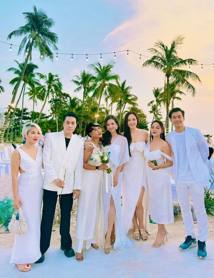 Nhạc sĩ Huy Tuấn, Hoa hậu Mai Phương Thúy, dàn diễn viên VFC như Việt Anh, Nhan Phúc Vinh, Lã Thanh Huyền, Diễm My 9X… đều đến Phú Quốc chứng kiến khoảnh khắc hạnh phúc của Vân Hugo và chồng doanh nhân. Nhạc sĩ Huy Tuấn, Hoa hậu Mai Phương Thúy, dàn diễn viên VFC như Việt Anh, Nhan Phúc Vinh, Lã Thanh Huyền, Diễm My 9X… đều đến Phú Quốc chứng kiến khoảnh khắc hạnh phúc của Vân Hugo và chồng doanh nhân.
