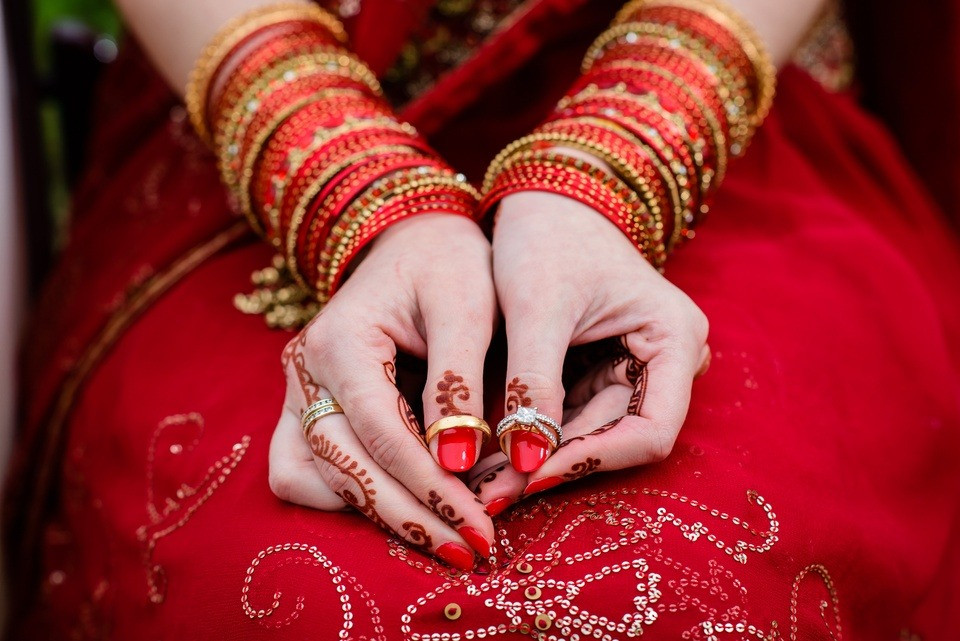 Nghệ thuật vẽ tay cô dâu trước lễ cưới.