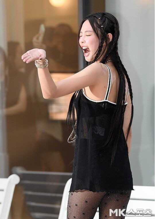 Jennie mặc váy ngắn, xuyên thấu dự sự kiện. Jennie mặc váy ngắn, xuyên thấu dự sự kiện.