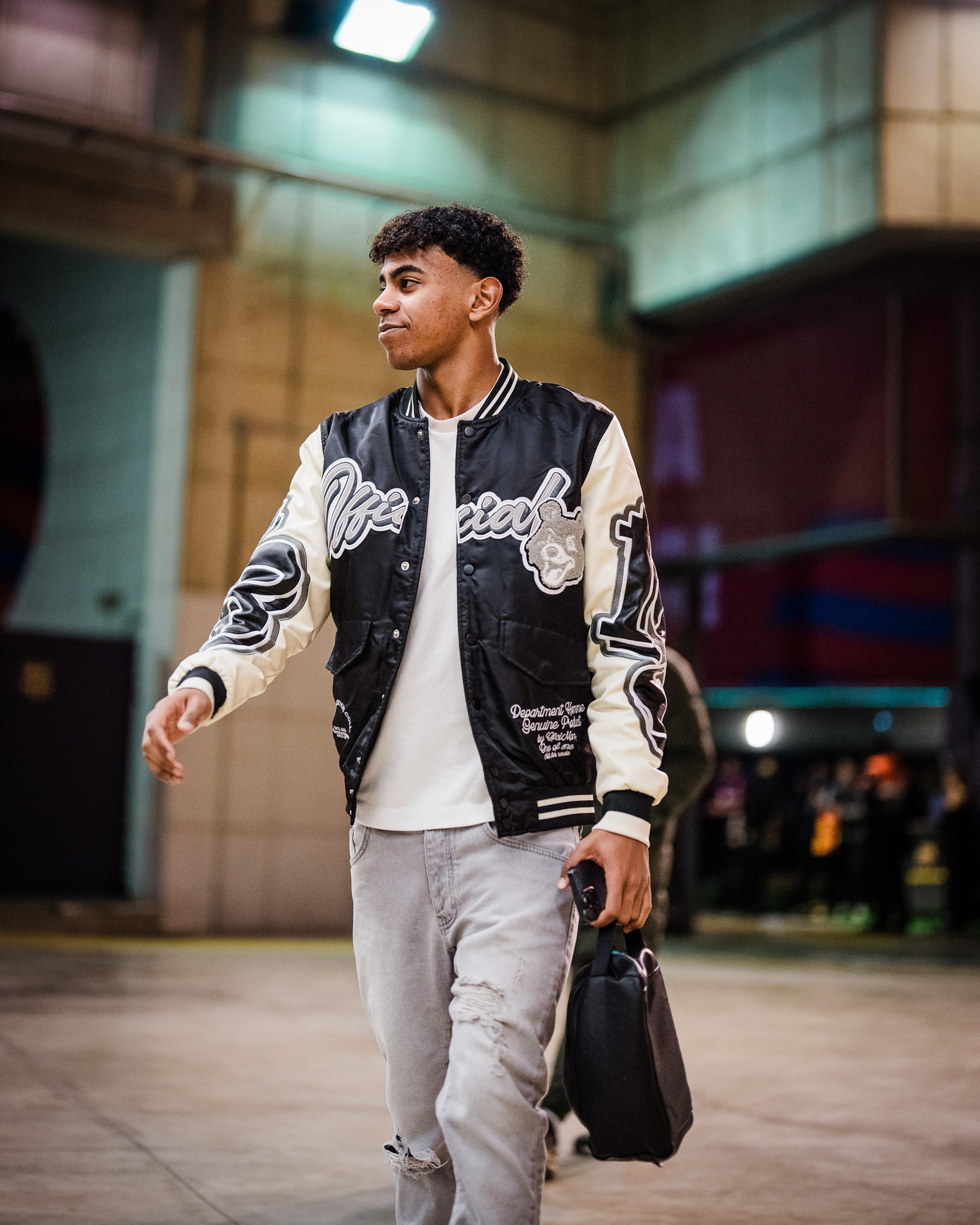 Lamine Yamal theo đuổi phong cách đơn giản, năng động, đúng tuổi. Ngoài áo thi đấu, tủ đồ của chàng trai 16 tuổi là áo bomber, hoodie, quần jeans hay đồ nỉ sporty… Lamine Yamal theo đuổi phong cách đơn giản, năng động, đúng tuổi. Ngoài áo thi đấu, tủ đồ của chàng trai 16 tuổi là áo bomber, hoodie, quần jeans hay đồ nỉ sporty…