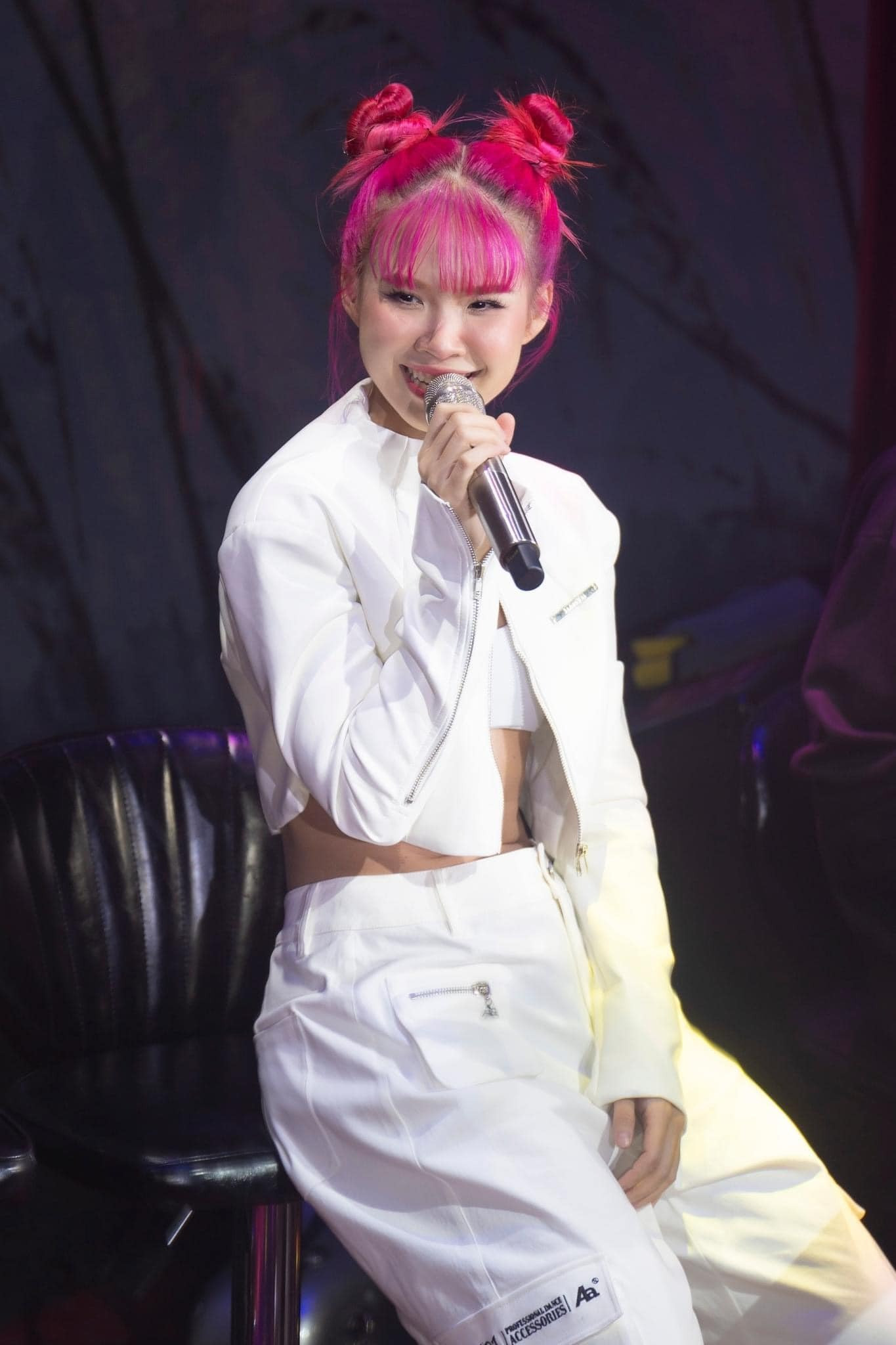 Chia sẻ về lý do tham gia Ca sĩ mặt nạ, Khởi My cho biết: &quot;Tôi muốn được trở lại sân khấu để mọi người biết tôi đã trở lại và tiếp tục mang lại lời ca tiếng hát cho những người đã yêu mến, đợi chờ&quot;.