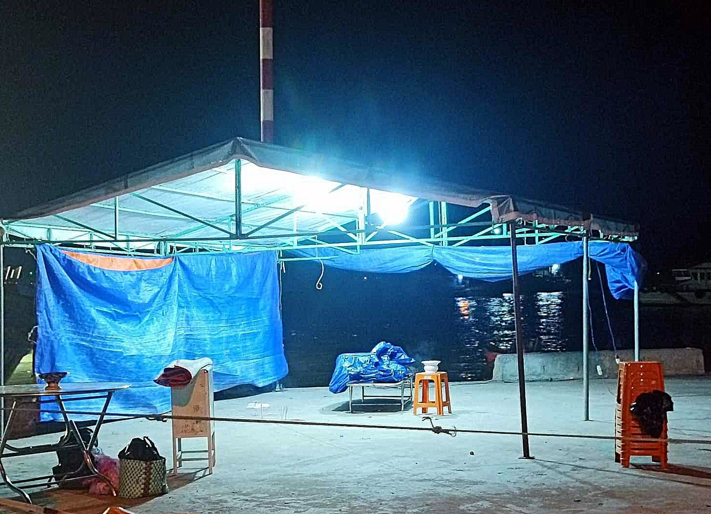 Thi thể nạn nhân đã đưa vào Cảng La Gi chờ người thân đến nhận. Ảnh PĐ. Thi thể nạn nhân đã đưa vào Cảng La Gi chờ người thân đến nhận. Ảnh PĐ.