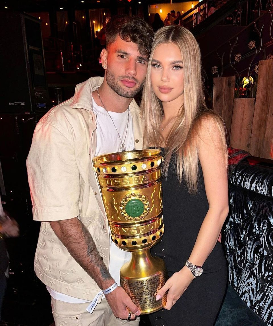 Tình trường của tiền vệ 23 tuổi cũng khiến khán giả tò mò. Anh có mối tình đẹp với bạn gái kém một tuổi Fanni Géscek từ năm 2020. Fanni từng là vận động viên quần vợt, thi đấu ở các giải ITF từ năm 2017-2019. Gác lại nghiệp thi đấu, cô tập trung trở thành người mẫu, KOL. Suốt quãng thời gian yêu, cô thường xuyên tham dự các trận đấu để ủng hộ bạn trai và không ngần ngại chia sẻ hình ảnh hạnh phúc lên trang cá nhân.