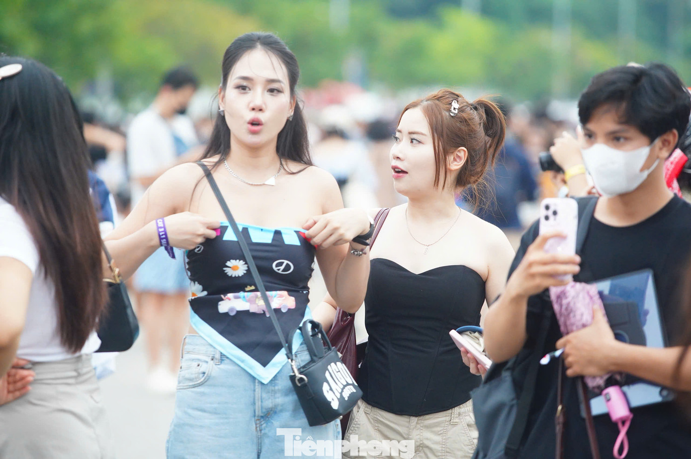 Thời tiết Hà Nội khá mát mẻ, nhiều fan nữ chọn đồ sexy khoe vóc dáng đến cổ vũ dàn sao Kpop.