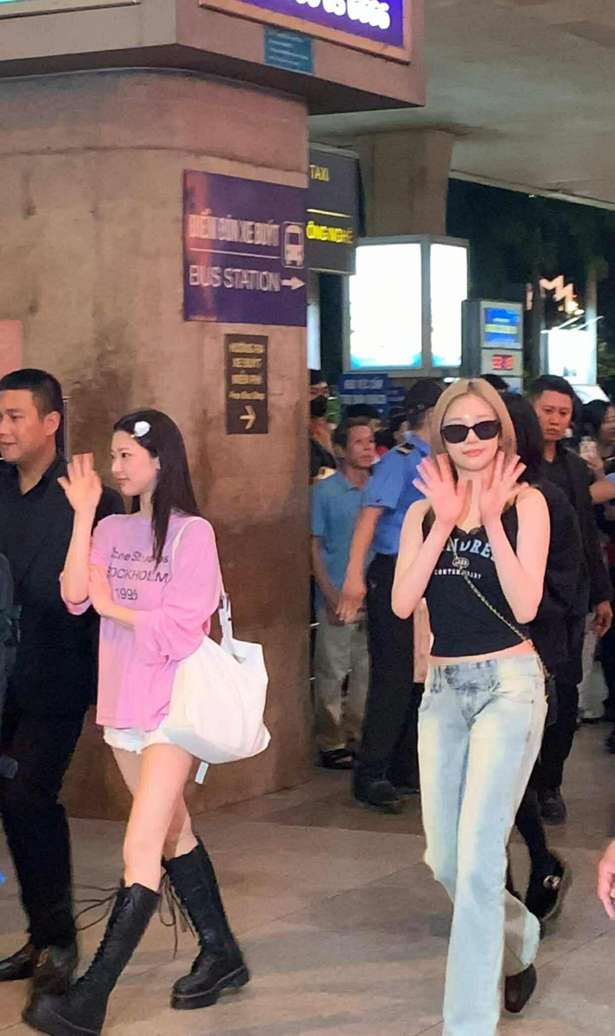 Thời điểm nhóm đến sân bay Tân Sơn Nhất không được công bố rộng rãi. Trước đó, cộng đồng người hâm mộ Baby Monster tại Việt Nam cho biết không tổ chức hoạt động đón sân bay nhằm đảm bảo an toàn sức khỏe trong bối cảnh TPHCM ghi nhận các ca bệnh COVID-19 với biến chủng mới, đồng thời tránh gây ảnh hưởng đến hành khách và hoạt động tại sân bay.