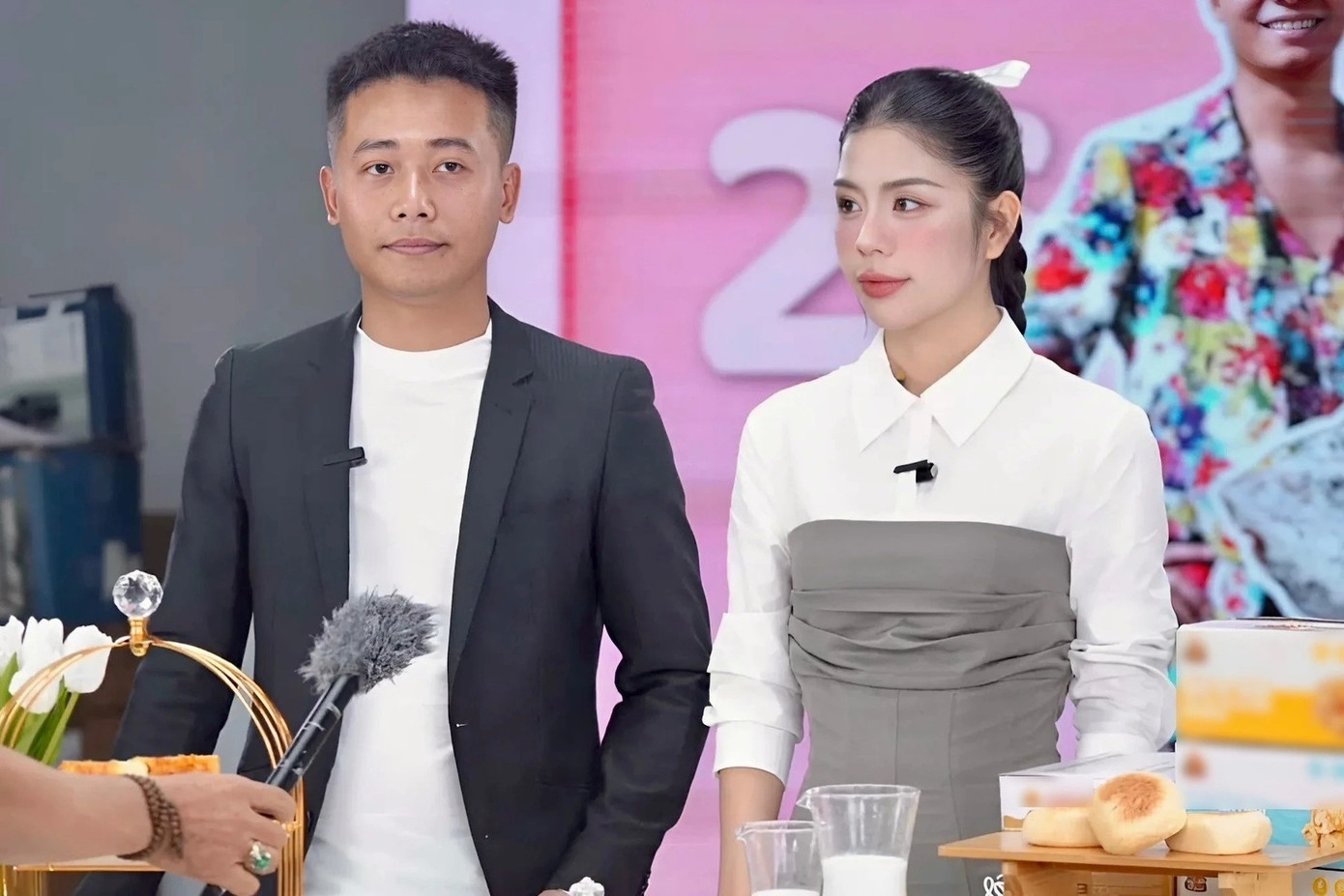 Quang Linh Vlogs và Hằng Du Mục bị bắt tạm giam ngày 4/4. Quang Linh Vlogs và Hằng Du Mục bị bắt tạm giam ngày 4/4.