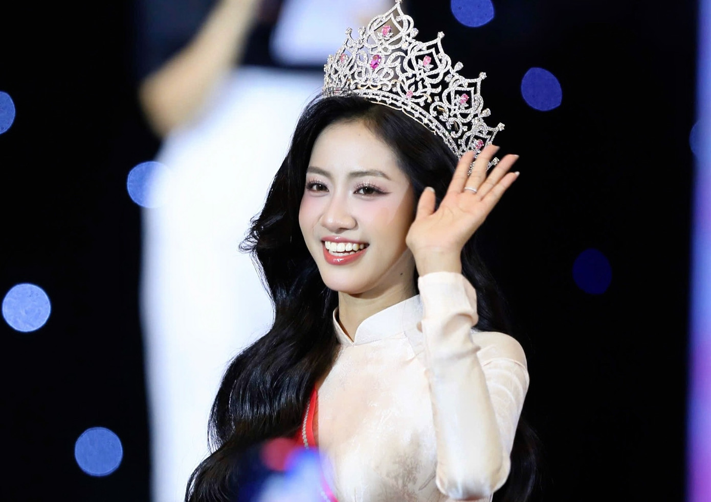 Hoa hậu Hà Trúc Linh tươi tắn chào hỏi, rạng rỡ trong khoảnh khắc hội ngộ tại UFM. Ảnh: Duy Anh.