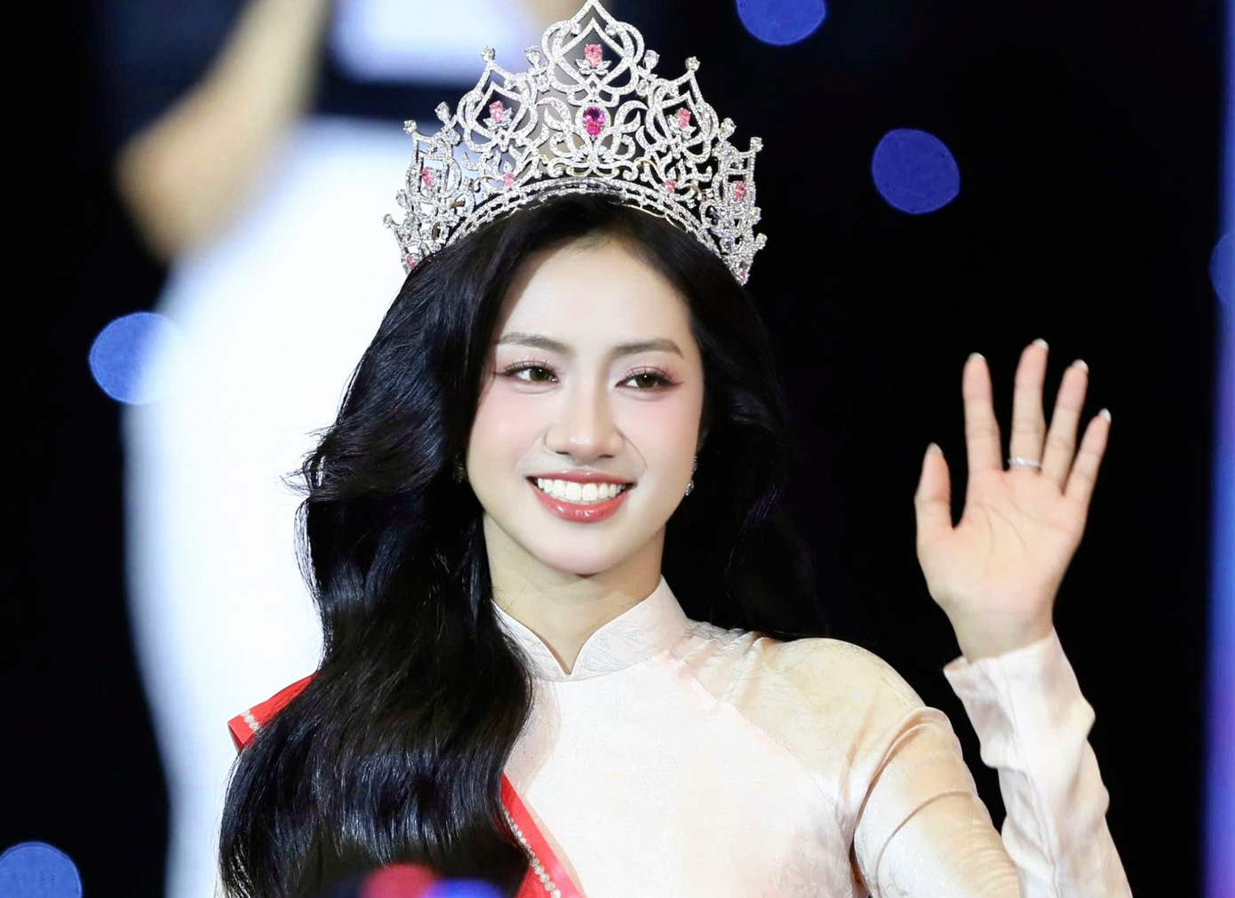 Hoa hậu Hà Trúc Linh tươi tắn chào hỏi, rạng rỡ trong khoảnh khắc hội ngộ tại UFM. Ảnh: Duy Anh.