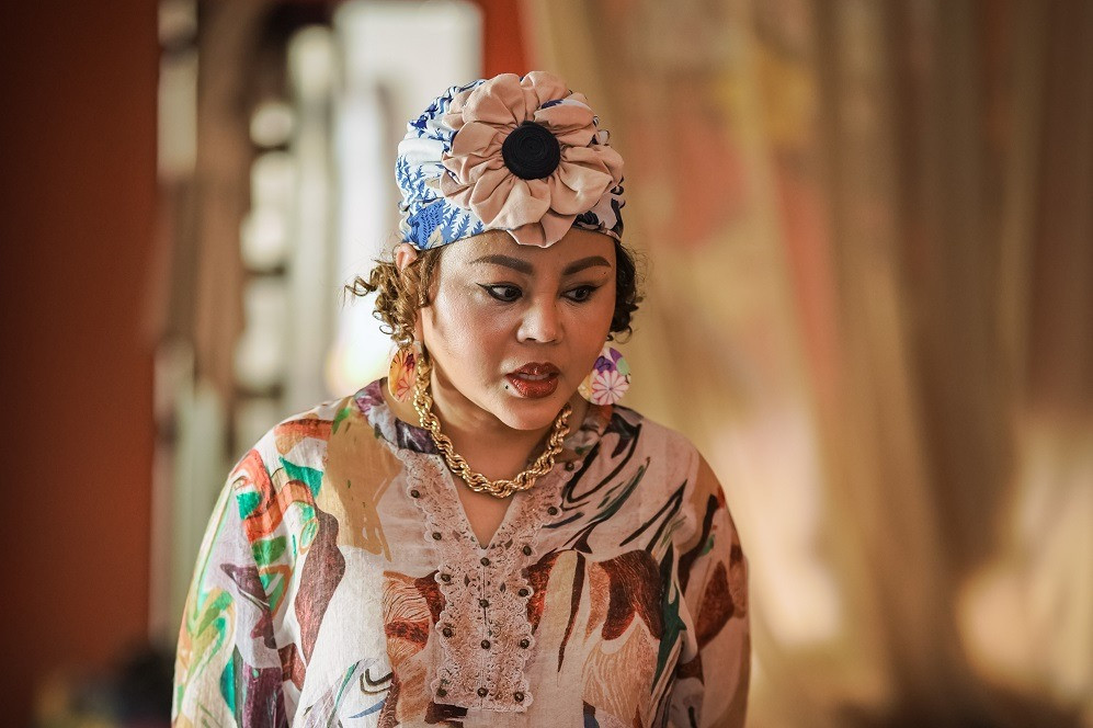 Lê Giang đóng vai Dì Bốn - một trong 4 người của Bộ tứ báo thủ. Bộ phim do Trấn Thành đạo diễn, đang đại thắng trên thị trường phim Tết rạp Việt. Lê Giang đóng vai Dì Bốn - một trong 4 người của Bộ tứ báo thủ. Bộ phim do Trấn Thành đạo diễn, đang đại thắng trên thị trường phim Tết rạp Việt.