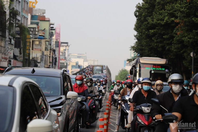 Kẹt nặng nhất là khu vực Lăng Cha Cả, theo hướng vào trung tâm TP.HCM gồm đoạn rẽ từ đường Trần Quốc Hoàn vào Hoàng Văn Thụ và hướng di chuyển từ đường Cộng Hòa lên cầu vượt Lăng Cha Cả xuống Hoàng Văn Thụ