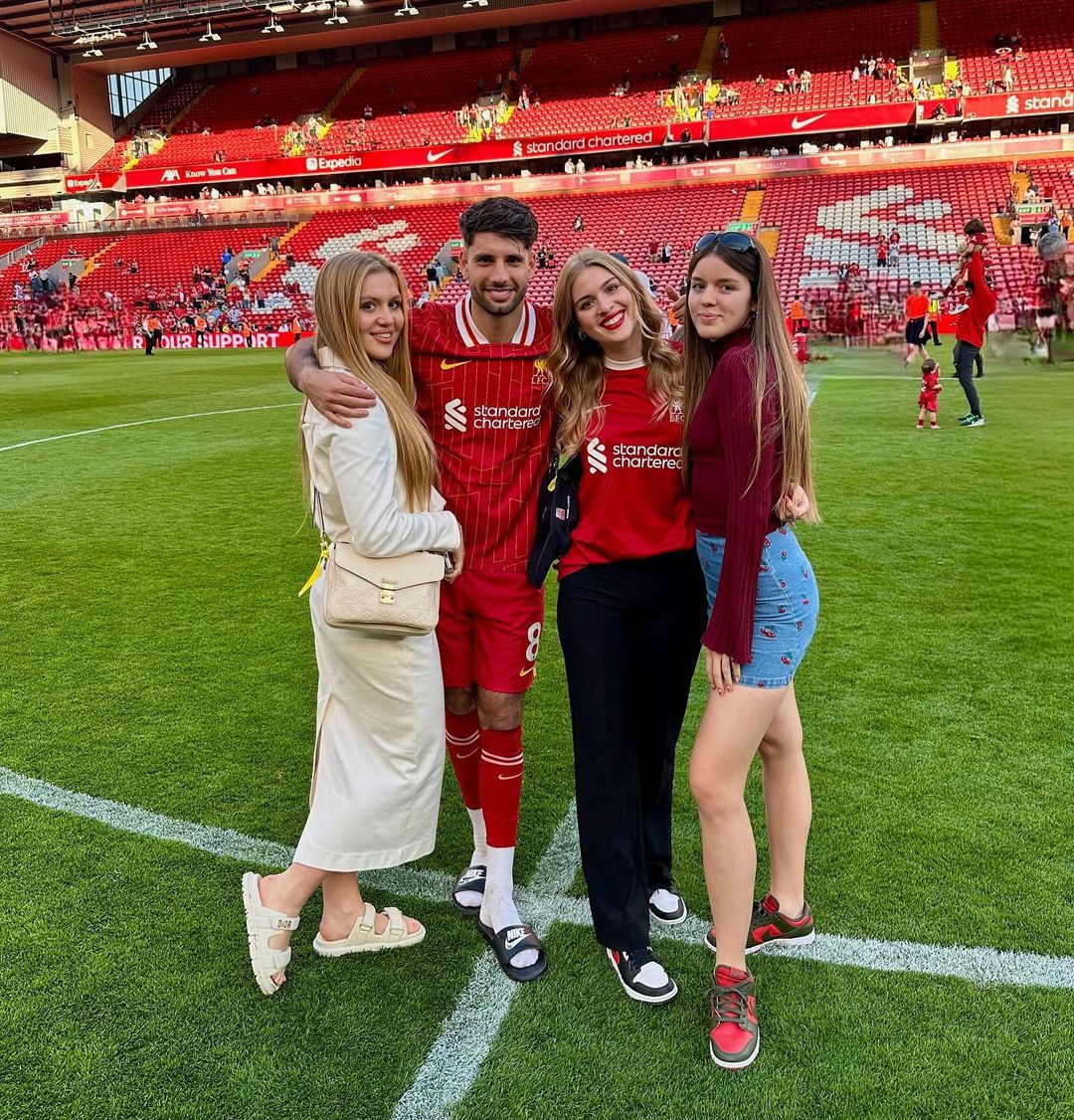 Thời gian gần đây, Szoboszlai bị nghi ngờ có tình mới. Cô gái (váy trắng) xuất hiện bên em gái của cầu thủ và chụp ảnh thân mật. Một video trên TikTok ghi lại cảnh cô gái này đang ngồi trong xe cạnh Szoboszlai. Truyền thông Hungary cho biết bạn gái mới của sao trẻ Liverpool tên Borka Buzsik, đến từ Székesfehérvár, làm marketing, từng là người mẫu, vận động viên bơi.