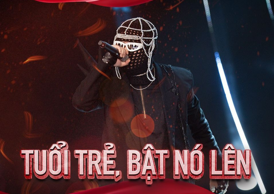 Thí sinh Lê Quang Huy bước lên sân khấu với tạo hình độc lạ. Anh mang đến ca khúc Tuổi trẻ, bật nó lên.